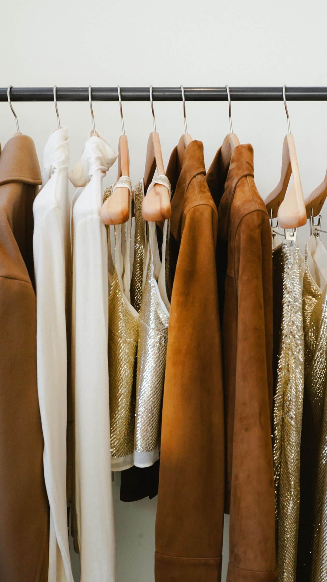 Banana Republic のインスタグラム：「Whether you’re looking for a new holiday style or the perfect gift, visit us in store to find everything on your list. Link in bio to shop now. #TheBRLook」