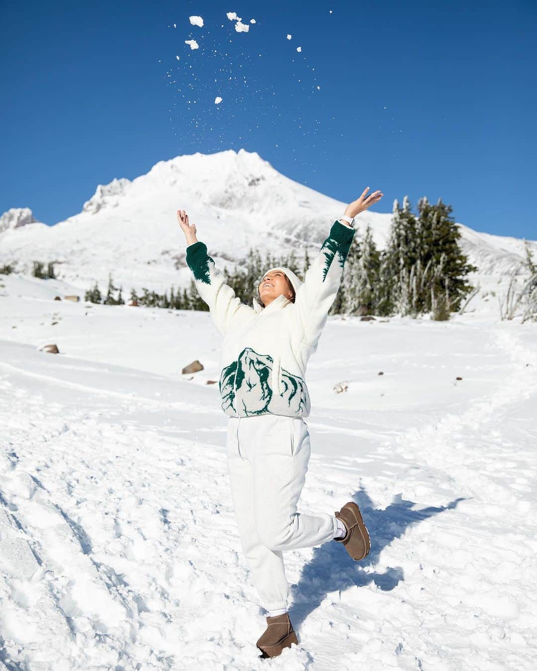 Portlandのインスタグラム：「So many of you asked about the Mt. Hood sherpa jacket in yesterdays video, it’s new and from @portlandgear! 🏔️  Get that, and tons of other local pride items for up to 60% + Free $40 gift card on portlandgear.com as part of their Black Friday sale!  Link in bio   #portland #oregon #mthood #shopping #local」