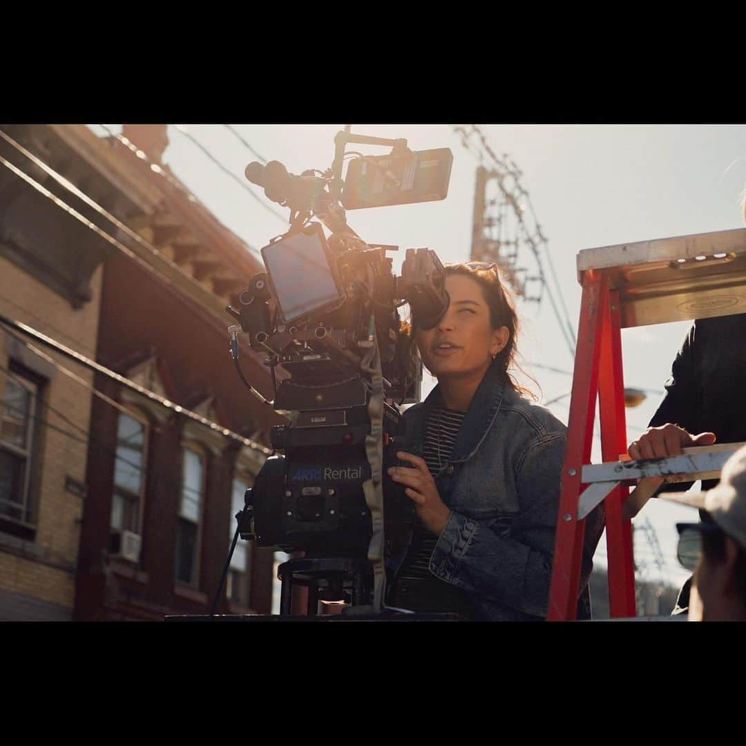 リード・モラノさんのインスタグラム写真 - (リード・モラノInstagram)「#Repost @team.deakins   · · ·   Next Wednesday, director and cinematographer Reed Morano (THE HANDMAID’S TALE, I THINK WE’RE ALONE NOW, MEADOWLAND) joins us on the next episode of the Team Deakins Podcast. We learn how after being drafted into the position of family documentarian, Reed soon found herself drawn towards the world of filmmaking. Reed later regales us with her post-film school attempts to find her footing in the industry and reveals how she may or may not have gotten her first job as a cinematographer through Craigslist. We also discuss what made Reed pivot into directing and how her time as a cinematographer influenced that transition.⁠ ⁠ Hear more from Reed next week!⁠ -⁠ This episode is sponsored by Fiilex⁠ Instagram: @fiilexled⁠ -⁠ #teamdeakins #rogerdeakins #rogeradeakins #sirRoger #bywaysBook #jamesellisdeakins #teamdeakinspodcast  #reedMorano #director #cinematographer #directing #cinematography #stillPhotography」11月25日 2時03分 - reedmorano