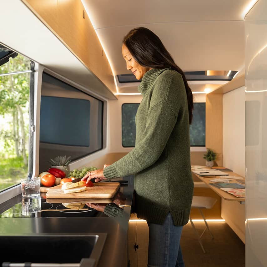 Design Milkさんのインスタグラム写真 - (Design MilkInstagram)「Designed by tech wizards from Apple, Tesla, + more, the @pebblenow Flow is the future of road-tripping! 🚐 Redefining travel + defying expectations, this comfy, high-tech home on wheels comes complete with an auto-aligning hitch, dual-motor assist, + a fully stocked kitchen ready for any campsite feast. \\\ See more about it at the link in bio. 🔗」11月25日 2時04分 - designmilk