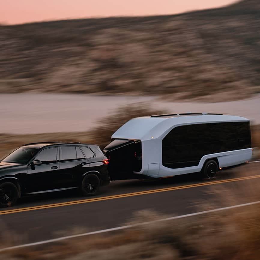 Design Milkさんのインスタグラム写真 - (Design MilkInstagram)「Designed by tech wizards from Apple, Tesla, + more, the @pebblenow Flow is the future of road-tripping! 🚐 Redefining travel + defying expectations, this comfy, high-tech home on wheels comes complete with an auto-aligning hitch, dual-motor assist, + a fully stocked kitchen ready for any campsite feast. \\\ See more about it at the link in bio. 🔗」11月25日 2時04分 - designmilk
