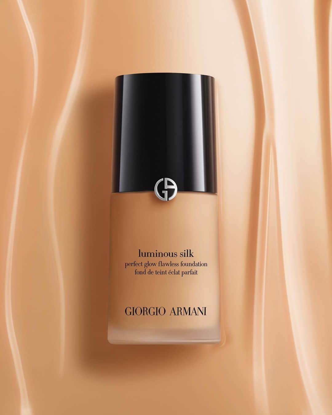 Armani Beautyのインスタグラム：「For a silky second skin. A tried-and-true makeup artist and celebrity favorite, LUMINOUS SILK FOUNDATION helps brighten skin and improve skin texture while hydrating the face and blurring imperfections for a fresh, long-lasting glow.   #Armanibeauty #LuminousSilk #Foundation」