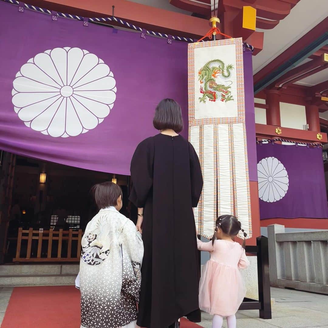 タイナカ彩智のインスタグラム：「大切と大切と手を繋いで、息子の七五三のお参りへ。 元気にここに居てくれて、感謝です。  間もなく5歳になる君、その内に秘めたエネルギーを、これからどう輝かせるんだろう。🌏🌕✨  見守って、応援するのみ。 おめでとう、おめでとう。」