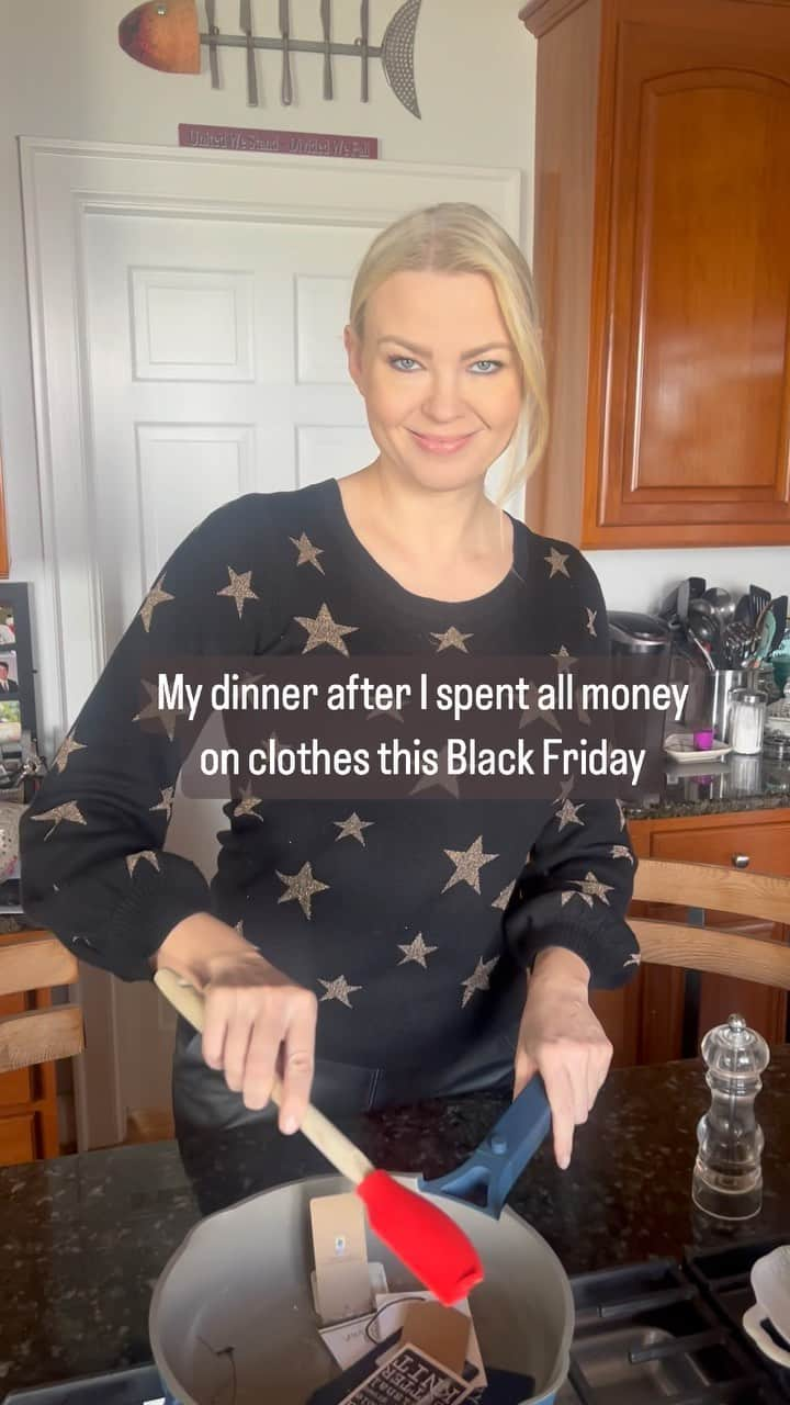 イリナ・ヴォロニーナのインスタグラム：「What did you buy today? 🧐 #blackfridayhumor」