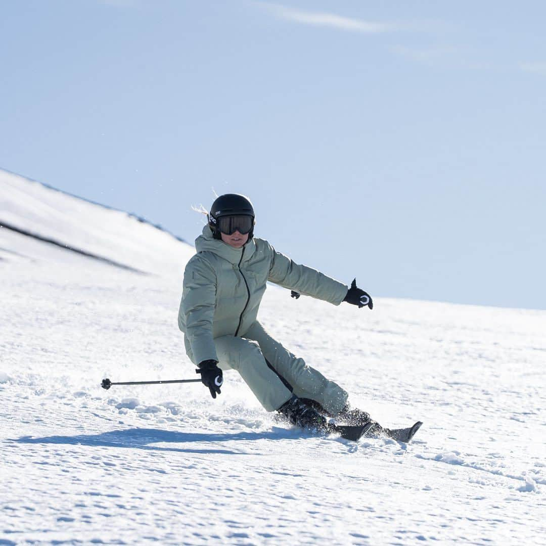 Oyshoのインスタグラム：「Combine the down from Minardi Piume Company SKI 10k padded jacket with the 3M THINSULATE™️ SKI 20k relaxed straight-leg trousers . . . #oysho #ski #skicollection #sports」