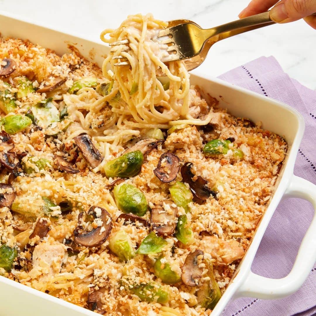 Food & Wineのインスタグラム：「Put on a pot of pasta and grab your leftover turkey, gravy, and veggies to make this creamy, cheesy Turkey Tetrazzini. Get the recipe at the link in bio.   🍝: @chandrasplate, 📸: @enormouschampion, 🥄: @thubuser」