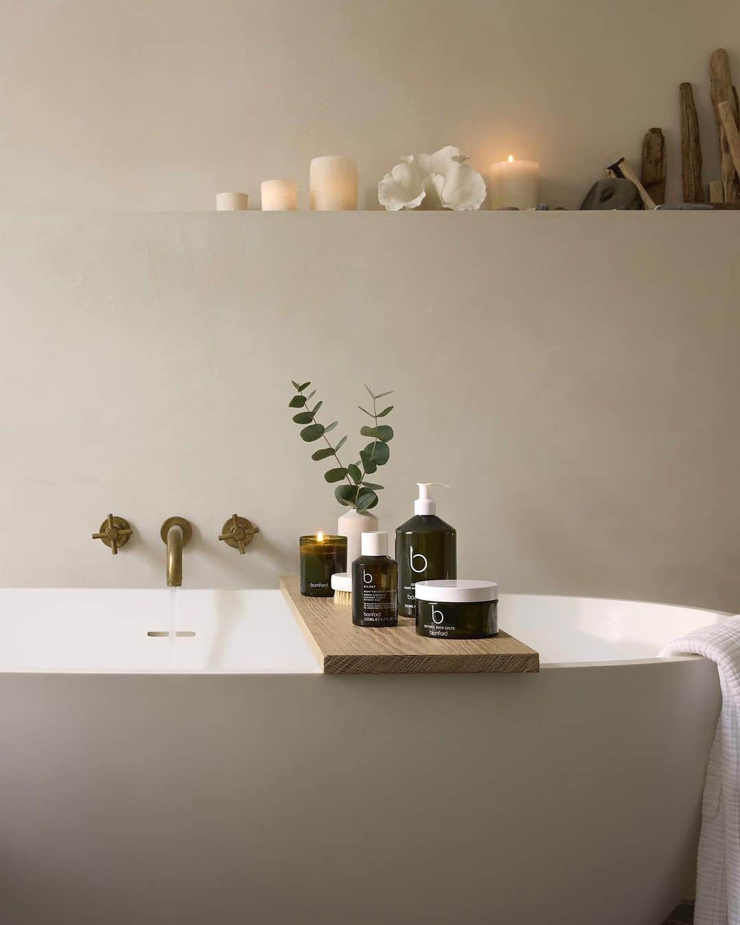 バンフォードのインスタグラム：「As festive plans begin to populate the calendar, take a moment in this busy period to make a ritual of a warm, soothing bath.  The calming essential oils of organic Roman chamomile, lavender and vetiver root in our B Silent Bath Concentrate envelop the senses and promote relaxation, to guide you into peaceful sleep and wake up restored.  Shop the B Silent Collection in-store & online.    #bamford #wellness #sleepwellness #bathtime」