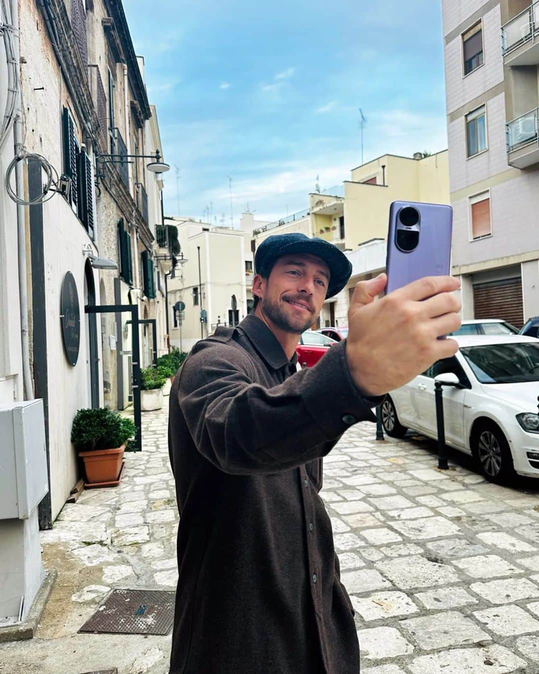 クラウディオ・マルキジオのインスタグラム：「Sempre al top dentro e fuori dal campo con OPPO. Ci stiamo preparando per un evento esclusivo in @plb.world insieme a #OPPOReno10Series, perfetto compagno di squadra dalle prestazioni da fuoriclasse ed energia inesauribile.  #FeelLikeAChampion con @oppo.italia #LaForzaDelRitratto」