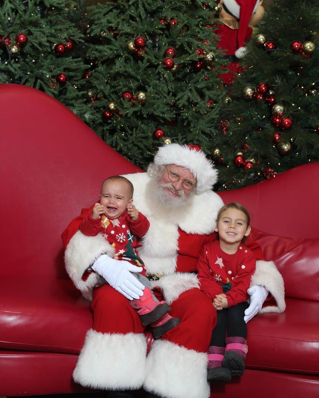 メーガン・デュアメルさんのインスタグラム写真 - (メーガン・デュアメルInstagram)「Santa visit today!   Someone loved it and asked endless questions. Where’s your sleigh? Does the mall have a chimney? Where’s my elf Noella? Did you get my letter?   And someone else was scared out of their mind. Miya froze and was shaking and screaming and just terrified. Poor girl. Maybe next year 🎅❤️  #santavisit #santa #hisanta #hohoho #merrychristmas   @burlingtoncentre  🎄sweaters @hm_kids」11月25日 2時21分 - meaganduhamel