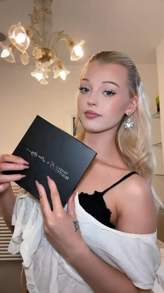 ローレン・グレイのインスタグラム：「my black friday look with the DIY lash kit, get your own @veyesbeauty_us. use ‘loren’ for 15% off!! ✨ #veyesbeauty #virallashkit #blackfriday #blackfridaylash #diylashkit #clusterlash」