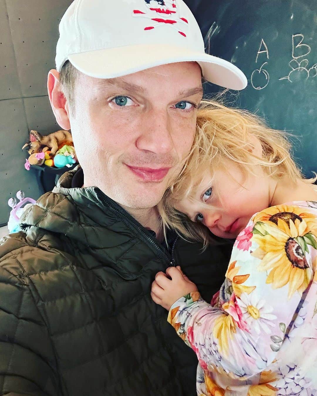 ニック・カーターのインスタグラム：「She just woke up 🥹」