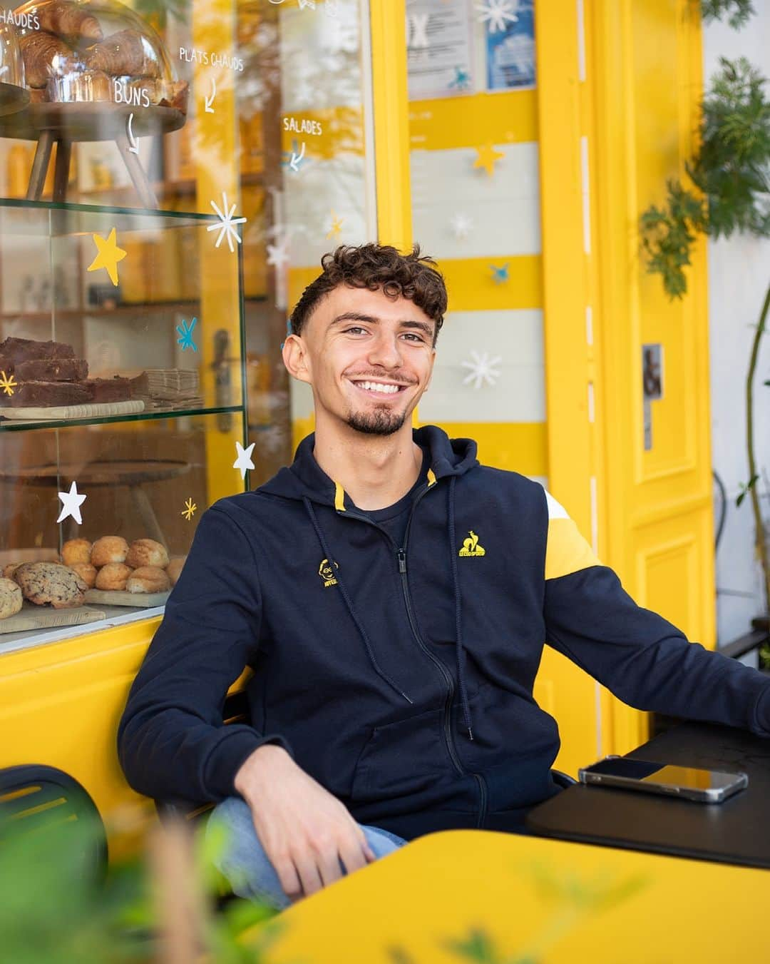 ルコックスポルティフのインスタグラム：「Le Coq Sportif et @cafejoyeux : de retour 🤝​  En cette semaine européenne pour l’emploi des personnes en situation de handicap on revient avec @caféjoyeux 💛🖤​  Produits disponibles sur notre e-shop et dans nos boutiques.​  https://www.lecoqsportif.com/collections/cafe-joyeux.html ​  #caféjoyeux #LeCoqSportif #lifestyle ​」