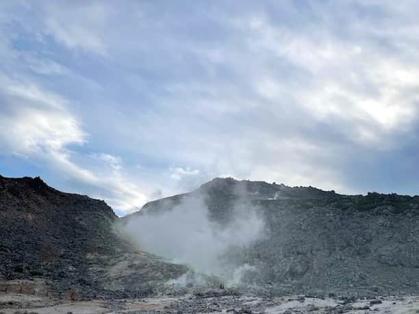 小野瀬雅生さんのインスタグラム写真 - (小野瀬雅生Instagram)「北海道弟子屈町のアトサヌプリ（硫黄山）で温泉蒸し卵を食らうとnoteに書きました☆プロフィールからnoteにジャンプして読んでくださいね☆川湯温泉蒸し卵☆人生初の温泉卵☆ウマウマウー☆硫黄山でまた逢いましょう♫ #アトサヌプリ #硫黄山 #北海道弟子屈町 #温泉蒸し卵 #川湯温泉蒸し卵 #人生初の温泉卵 #小野瀬雅生 #onosemasao #ウマウマウー #また逢いましょう #ガムテープ」11月25日 2時42分 - onosemasao