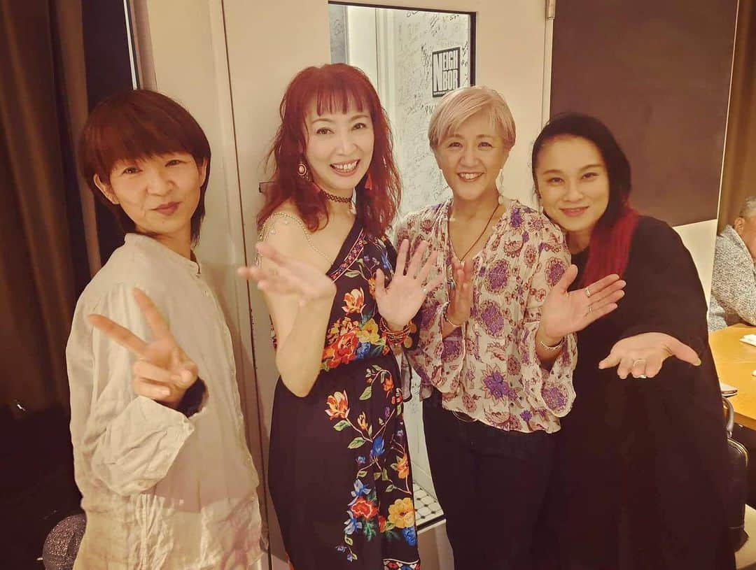 鈴木桃子さんのインスタグラム写真 - (鈴木桃子Instagram)「小田玲子×SWING-O live@Neighbor めちゃ良かった〜💖💖💖  実は今日が玲子ちゃんのソロライブデビューだったのですが、私はなんだかまるで保護者の様な心境でドキドキ💓見守らせていただきつつ、ちゃっかり自分も何曲か飛び入りで一緒に歌わせてもらっちゃいました😜 玲子ちゃんとSWING-Oくんの息もピッタリ！各曲のピアノアレンジも秀逸でした🤩👏👏👏さすがSWING-Oくん💓これは是非シリーズ化して欲しいです！  今日はコーザノストラファミリーも来てたり、そして国岡真由美ちゃんとZoocoちゃんも来てくれてて終わってからもワイワイ盛り上がって楽しかったです。 ズーちゃん、真由美ちゃん、玲子ちゃん、私で写真を撮っていただきましたが、このメンバーで来年の4月にFlashback 90s liveをやりますよ〜！詳細はまた改めてお知らせしますが、どうぞお楽しみに💖  玲子ちゃん、SWING-Oくん今日はお疲れさまでした〜💕🎶💕🎶💕🎶  #小田玲子 #SWING-O #ネイバー #鈴木桃子 #cosanostra #コーザノストラ」11月25日 2時43分 - momokosuzuki