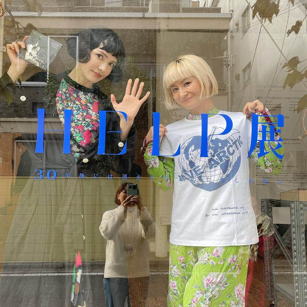 ノーマさんのインスタグラム写真 - (ノーマInstagram)「Talk event at @help_gpj by @greenpeacejp 🌏  「HELP展」では一日限りのMARCOとの水中撮影写真の展示と共に、様々な水中撮影の思い出、海への想い、暮らしの課題や超リアルな悩み、お勧めの本や映画など…🗣 キッズスペースから子どもたちの楽しそうな声が聞こえたり、会場のみんなと交えて話せたアットホームな空気感に癒されました。  暮らしの中から、地球環境によりポジティブな選択肢を増やす事につながりうる国際プラスチック条約（締結は2025年）に向けた、ナイロビでの政府間交渉委員会の状況について、ナタリアさん速報を聞かせて頂けた事も貴重でした。学び深かったな。  国際プラスチック条約の詳細や署名欄はこちらより☆ ↓ https://www.greenpeace.org/japan/campaigns/story/2023/11/13/63099/  今年の春、2030年までに世界の海の海洋保護区を30%まで広げる事を目指した、国際海洋条約が締結。オーシャンアンバサダーとしてグリーンピースと一緒に応援していた事から嬉しかったこの合意には、世界より500万以上集まった署名が後押しとなったと言われています🫶🏻🫶🏻🫶🏻💙 知って、意識して、考えて、届ける事の大切さを改めて感じたのでした🐠  青山で開催中の「HELP展」は11月26日まで！　  Thank you🤍🤍🤍 @help_gpj  @marco149  @chloemnh  @greenpeacejp   🧥 @___aya_noguchi_aya___  👗 @sacaiofficial   #help展  #greenpeacejp #environment #国際プラスチック条約」11月25日 2時37分 - noma77777