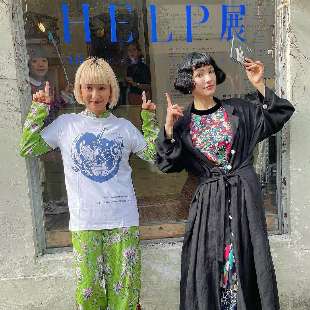 ノーマのインスタグラム：「Talk event at @help_gpj by @greenpeacejp 🌏  「HELP展」では一日限りのMARCOとの水中撮影写真の展示と共に、様々な水中撮影の思い出、海への想い、暮らしの課題や超リアルな悩み、お勧めの本や映画など…🗣 キッズスペースから子どもたちの楽しそうな声が聞こえたり、会場のみんなと交えて話せたアットホームな空気感に癒されました。  暮らしの中から、地球環境によりポジティブな選択肢を増やす事につながりうる国際プラスチック条約（締結は2025年）に向けた、ナイロビでの政府間交渉委員会の状況について、ナタリアさん速報を聞かせて頂けた事も貴重でした。学び深かったな。  国際プラスチック条約の詳細や署名欄はこちらより☆ ↓ https://www.greenpeace.org/japan/campaigns/story/2023/11/13/63099/  今年の春、2030年までに世界の海の海洋保護区を30%まで広げる事を目指した、国際海洋条約が締結。オーシャンアンバサダーとしてグリーンピースと一緒に応援していた事から嬉しかったこの合意には、世界より500万以上集まった署名が後押しとなったと言われています🫶🏻🫶🏻🫶🏻💙 知って、意識して、考えて、届ける事の大切さを改めて感じたのでした🐠  青山で開催中の「HELP展」は11月26日まで！　  Thank you🤍🤍🤍 @help_gpj  @marco149  @chloemnh  @greenpeacejp   🧥 @___aya_noguchi_aya___  👗 @sacaiofficial   #help展  #greenpeacejp #environment #国際プラスチック条約」