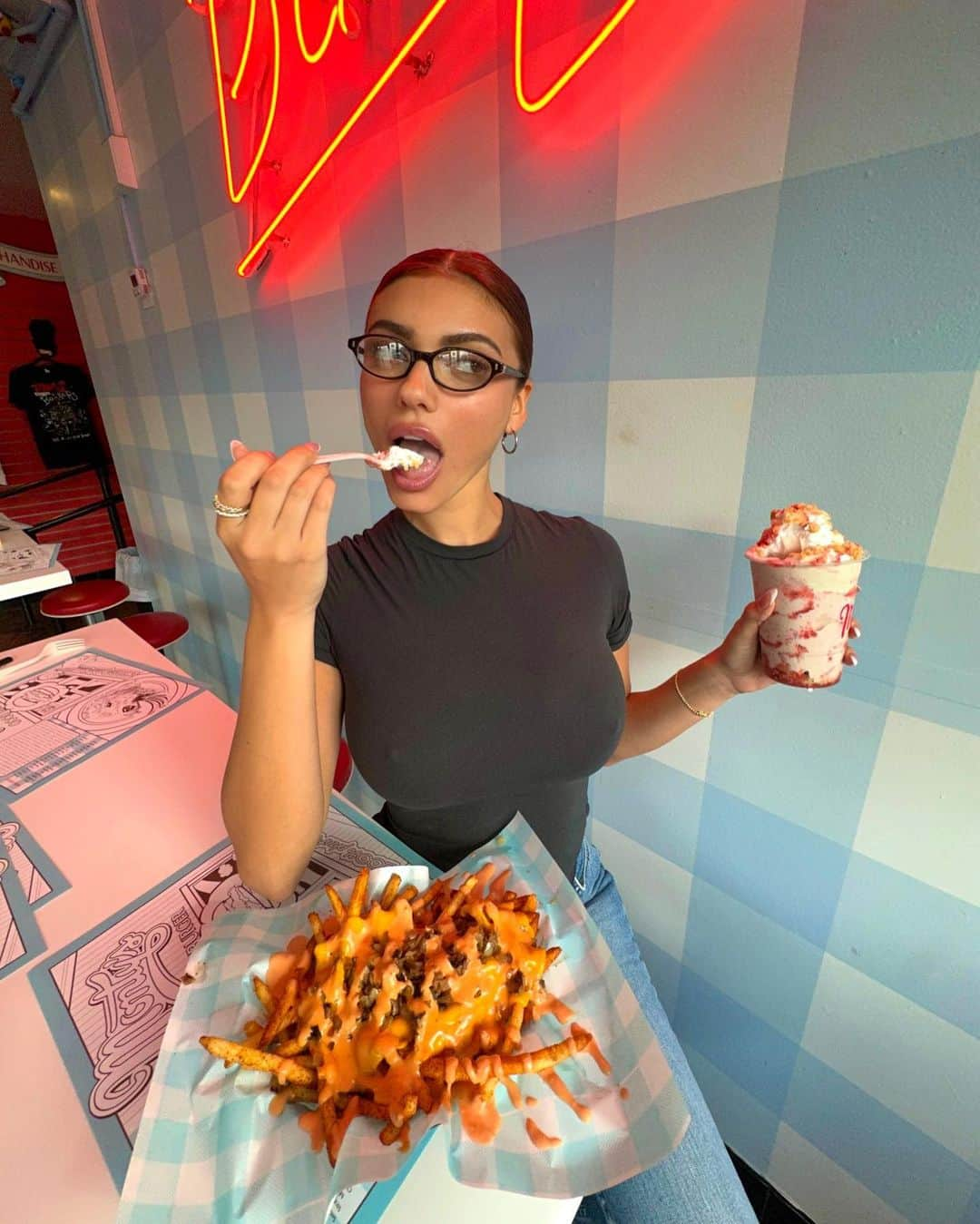 ケルシーのインスタグラム：「my @montysgoodburger collab comes out today!!!! go try the father fries and dilf shake while you can 🍓🍦🍟🍓🍦🍟 certified deliciousness!!! love you guys 🤍🤍🤍」