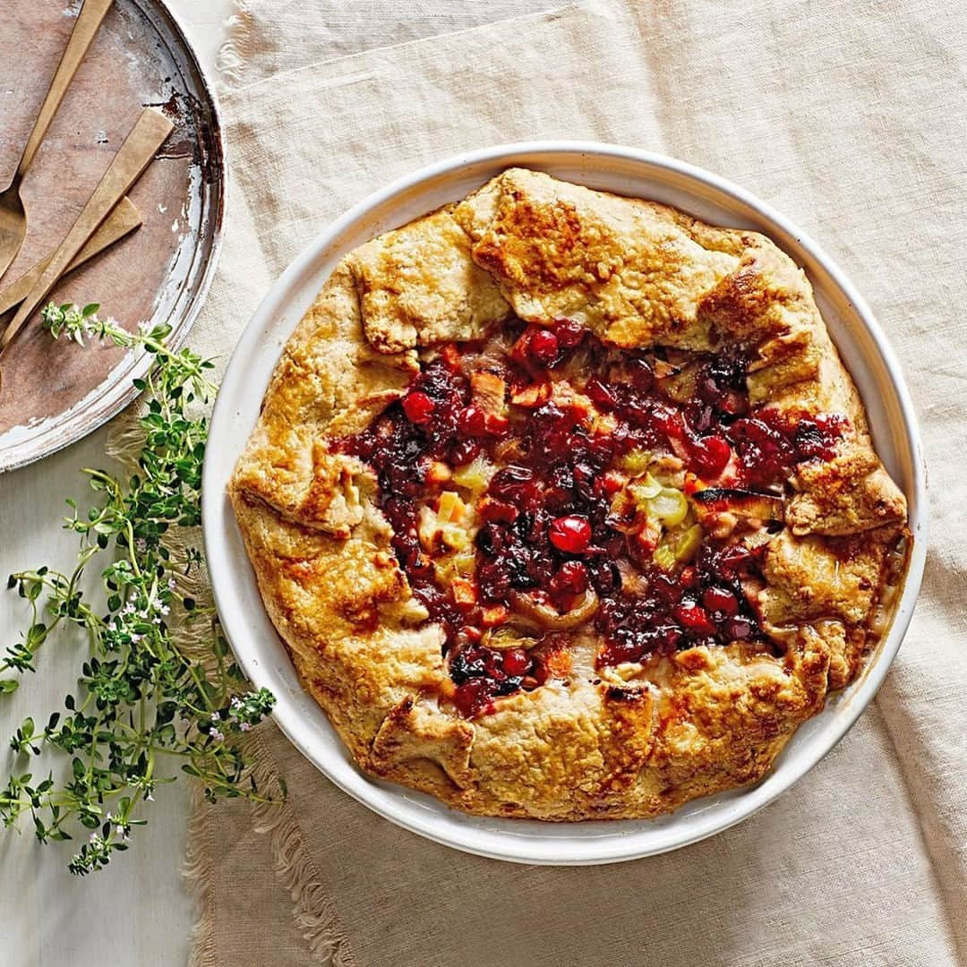 マーサ・スチュワートのインスタグラム：「Create an entirely new dish out of any remaining bits and pieces from your mains and sides with our Thanksgiving leftovers pie. This hearty, rustic dish feeds a crowd by combining leftover turkey, stuffing, and cranberry sauce. Get the full recipe at the link in our bio. 📷: @juliagartland recipe: @sarahcarey1」