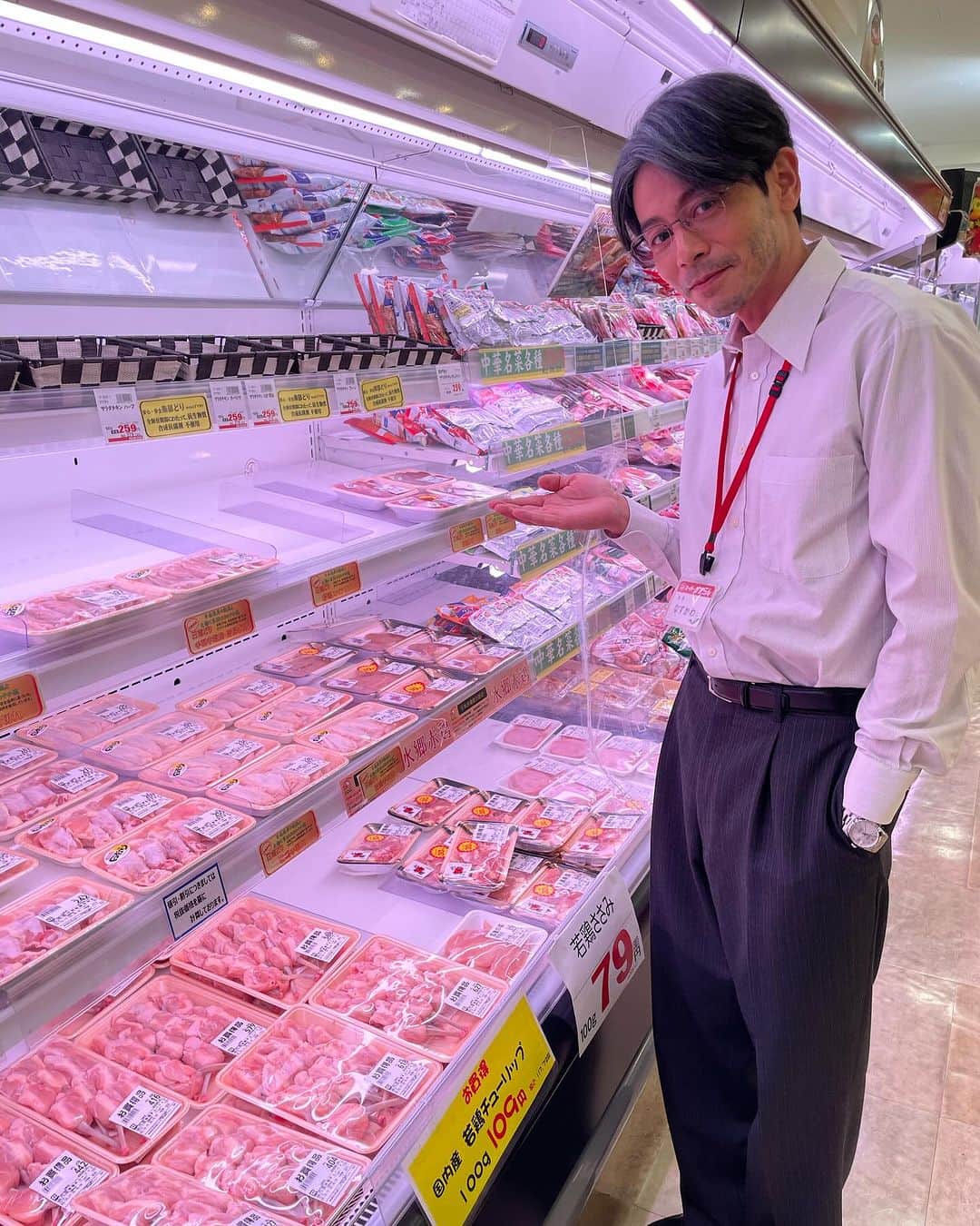 吉沢悠のインスタグラム：「． スーパーの撮影は、実際に営業しているお店を使わせていただいています。  “スーパーの店長”役をやらせていただき、今まで身近にあったスーパーですが、裏側でも多くの人達が関わっていて、見えていない所での動きが沢山あるのだなと気づきがありました。  ドラマの撮影現場もそうですが、監督をはじめ沢山の人達が想いを込めて撮影をしているので、共通点がありますね。  さて、今夜の6話では、那須川夏生の過去が明らかになります。 彼はなんで不倫をし始めたのか？  そして今夜も、“泥濘から抜け出せない人たち“が、必死にもがきます！  お楽しみに！  ーーーーーーーーーーーーーー テレビ朝日 土曜ナイトドラマ 【泥濘の食卓】〜第⑥話〜 @nukarumi_ex  今夜11:30から放送です。  どうぞお楽しみください。  #泥濘の食卓 #齊藤京子 #櫻井海音  #原菜乃華  #戸田菜穂 #筒井真理子 #吉沢悠」