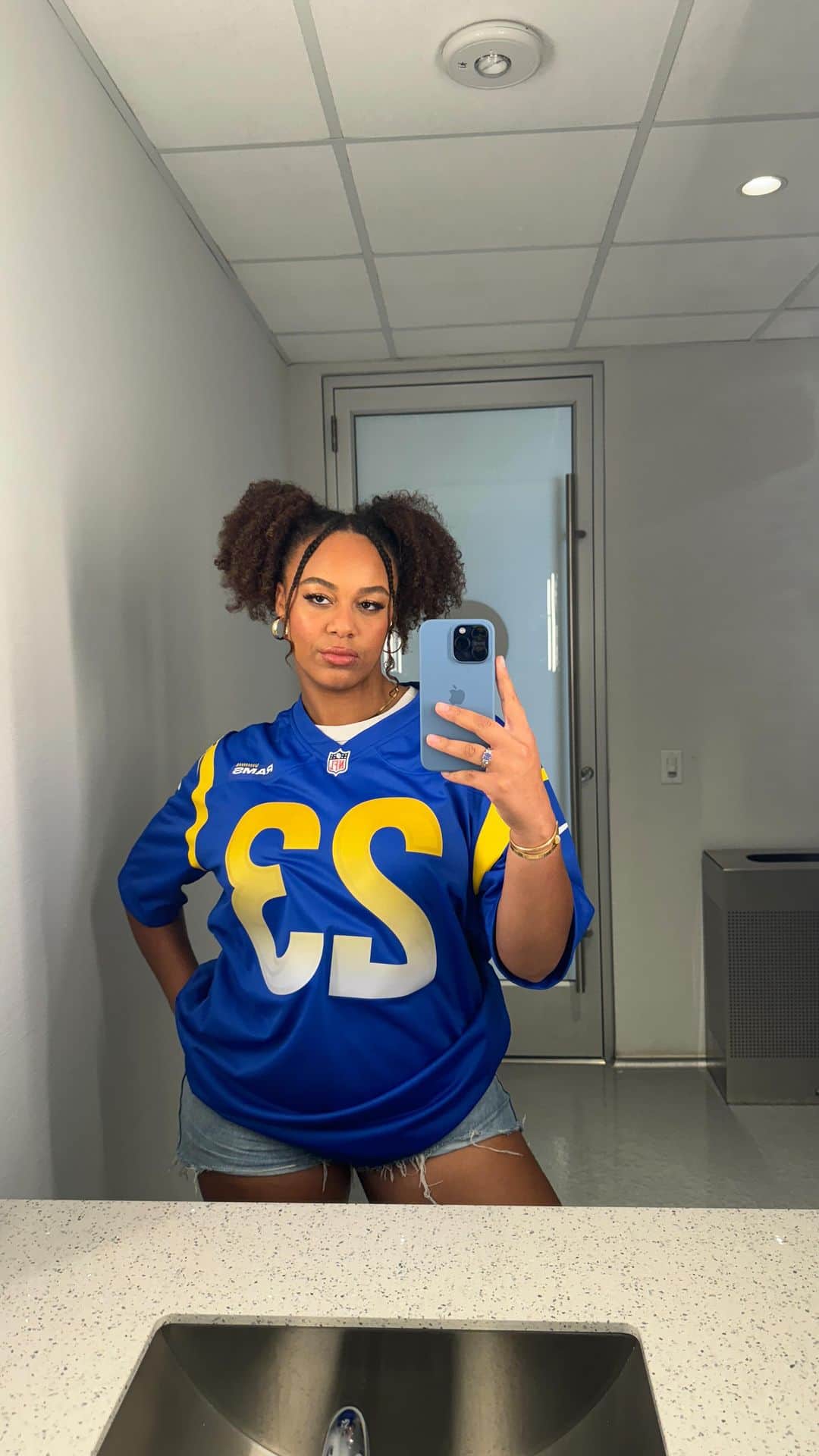 Nia Sioux Frazierのインスタグラム：「Soft Glam for the Rams Game」