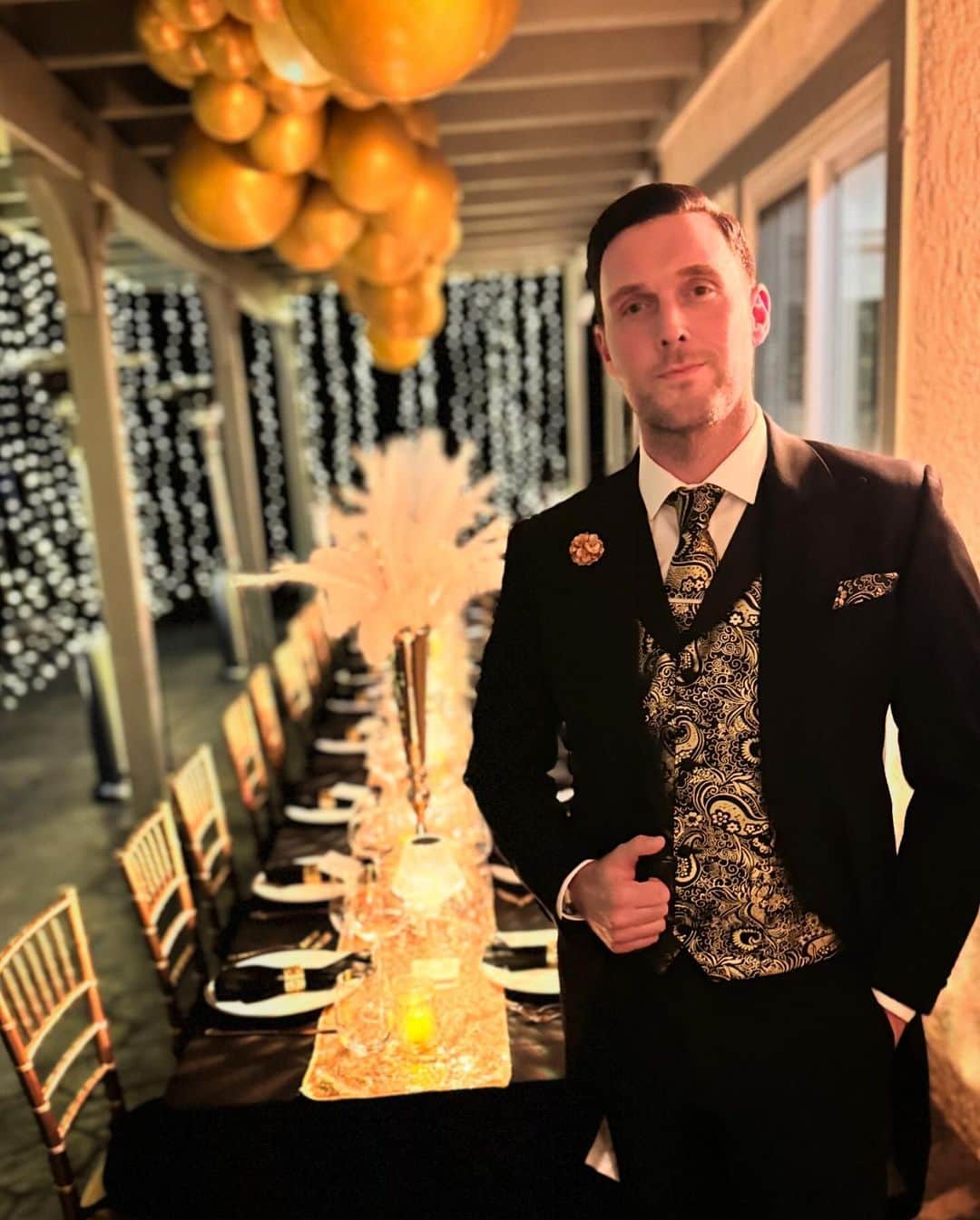 オウェイン・イオマンのインスタグラム：「Kept it casual this Thanksgiving 😂 Throwing a party Gatsby would be proud of.  With love from our family to yours. Happy Happy holidays! X #greatgatsby #greatgatsbyparty #party #thanksgiving #happythanksgivng #happyholidays」