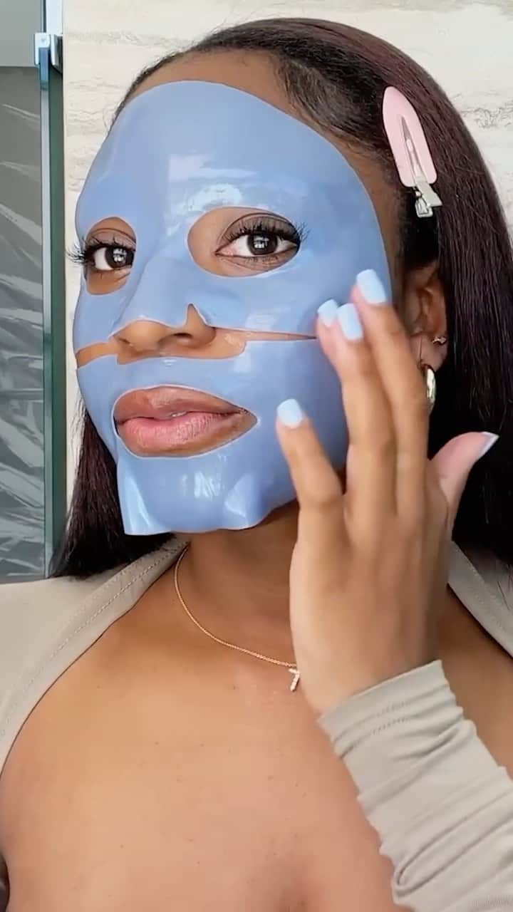 Vogue Beautyのインスタグラム：「Few things bring the peace that a well-thought-out beauty routine does, and #BlackFriday is the perfect time to invest in new products to find your ideal routine. Get inspired by stars like @haileybieber, @normani, and more before you peruse Vogue’s selection of the best #BlackFriday beauty deals at the link in our bio.」