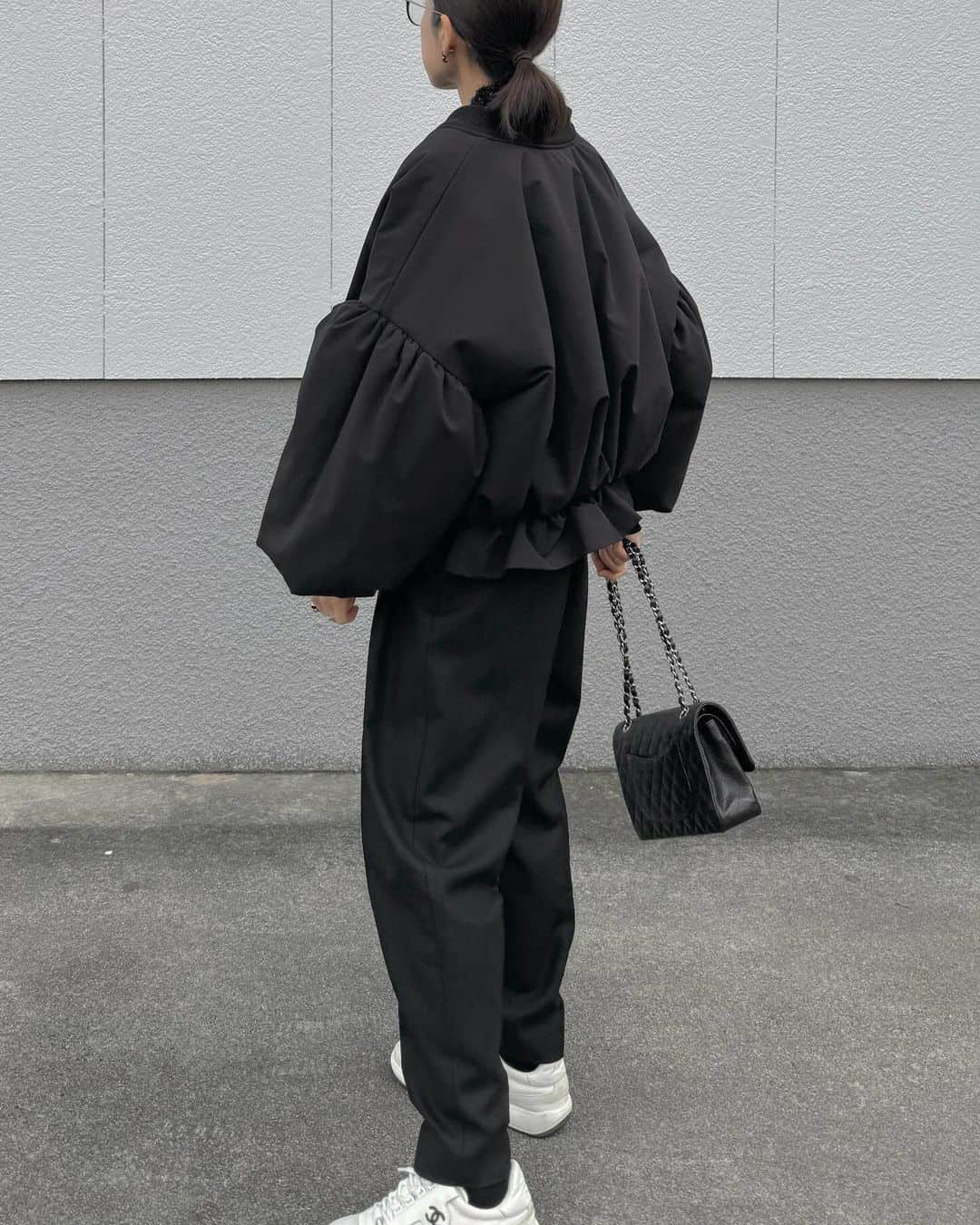 aachann7のインスタグラム：「. 受注会で @yuukii.i ちゃんが着てて 一目惚れしたパデットブルゾン。  どの角度から見ても可愛いすぎる。  #outfit #ootd #minimalstyle #minimalfashion #simpleoutfit #dolce #ドルチェ　 #chanel #lohen #モノトーンコーデ  #パデッドブルゾン #ブルゾン #ラメニット#ブラックコーデ」