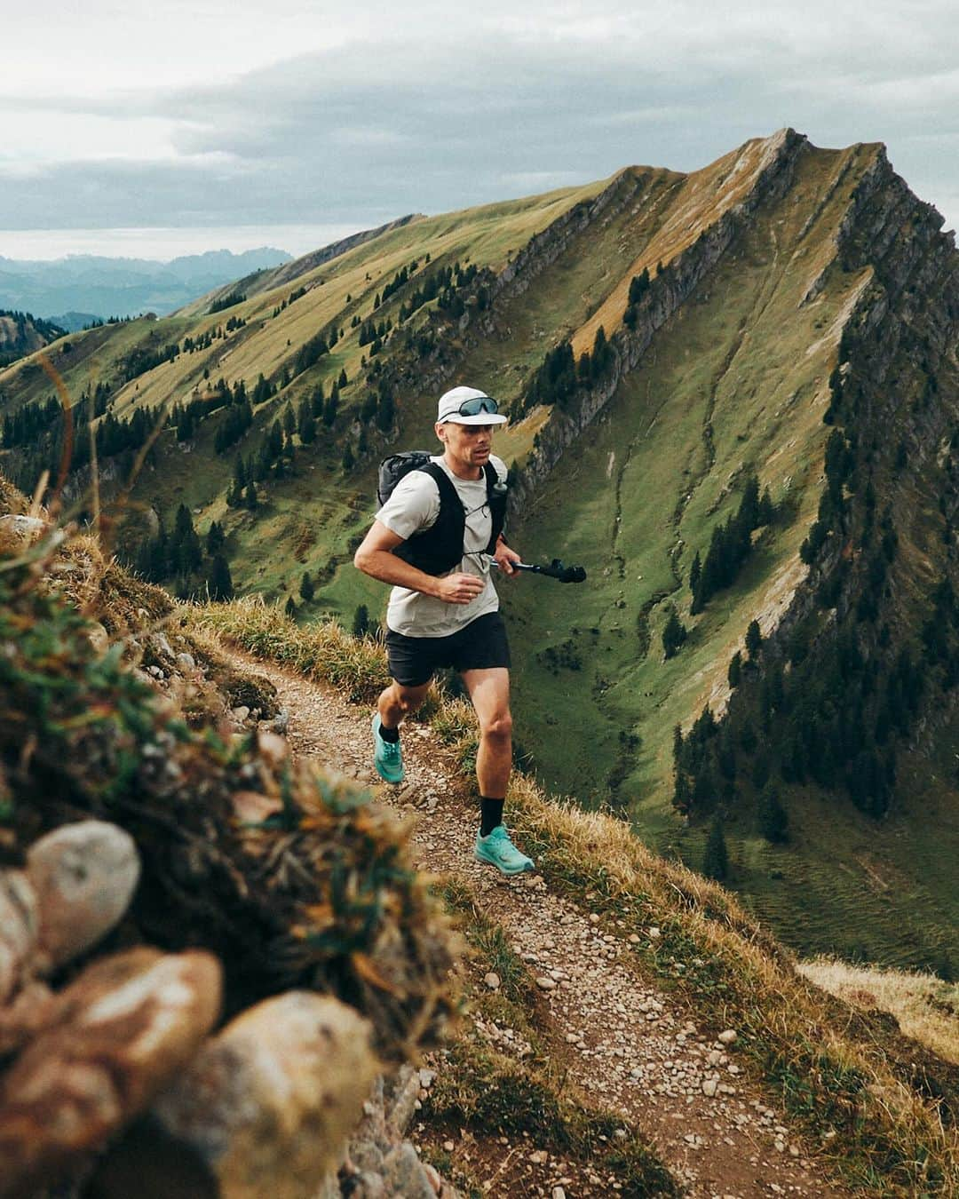 アークテリクスのインスタグラム：「Max Kroneck (@maxkroneck) embarked on an extraordinary adventure in October, covering 432.9 km (214.3 miles) with an elevation gain of 21,430 meters (45,900 feet) in 7 days and 18 hours. Battling delays, cold weather, and physical challenges, Max’s journey unfolded through scenic ridges, stormy summits, and even a lost rain jacket.  Despite sore thighs, blisters, and doubts, his resilience and determination prevailed with 99.46 hours of motion. The journey from Lindau to Berchtesgaden showcases Max’s feat of endurance, pushing boundaries in the unpredictable embrace of the great outdoors.   Visit our trip report highlight to see more images and insights from Max’s journey.   #arcteryx」