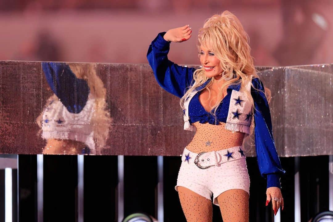 Glamour Magazineさんのインスタグラム写真 - (Glamour MagazineInstagram)「Two words: Dolly Parton! The music icon was trending after performing during the #Thanksgiving NFL game, and we're still thinking about the sparkly 'fit.   Parton has famously said, "I don't think you have to pay tons for good makeup," and she's living proof it isn't what you wear but how. At the link in bio, shop Dolly's favorites, including the foundation stick she loves that's on sale for less than $8 and the under $9 mascara she swears by.」11月25日 2時51分 - glamourmag