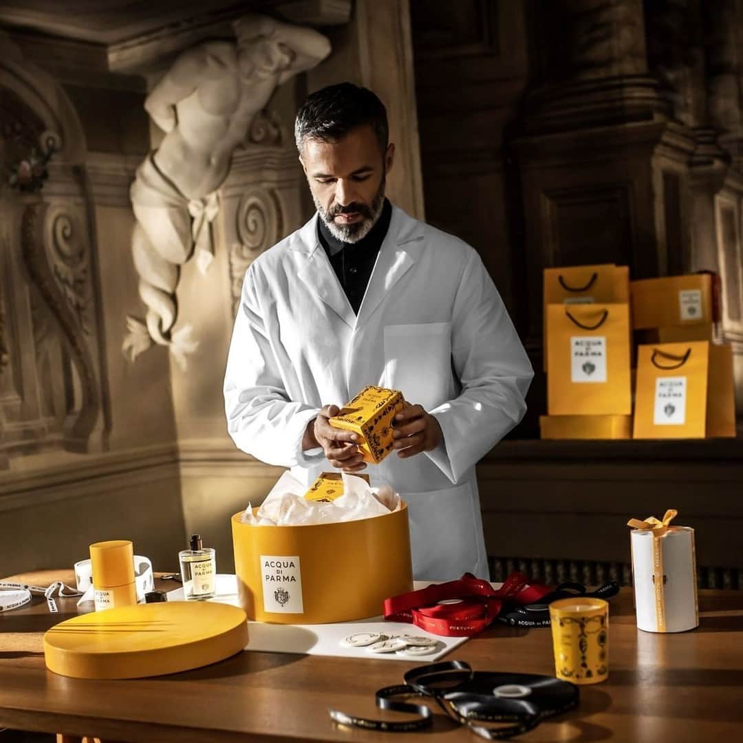 C.O. Bigelowさんのインスタグラム写真 - (C.O. BigelowInstagram)「Wrap up the magic of Parma, Italy with @acquadiparma's seasonal novelties! 🎁💛 Immerse yourself in the crafted collection that's a journey into the Acqua di Parma universe, complete with a special ode to the festive season. ✨」11月25日 3時02分 - cobigelow