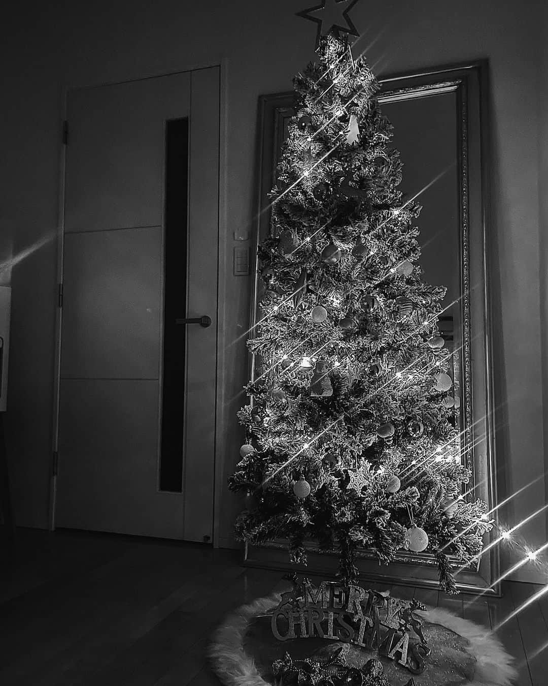 彩希エリナのインスタグラム：「Christmas tree🎄✨  ※まさかの動画がちょん切れてまして再投稿😂📷  ゆるゆる部屋着で失礼おます。  毎年恒例行事、今年もせっせと1人で組み立てました🎁  途中暑すぎて服装変わってますがwww  これから1ヶ月間で自分への甘やかしプレゼントなど、足元に置いて埋めていくぜーい✨  #christmas #christmastree #christmasdecor #xmas #xmastree #クリスマス #クリスマスツリー #クリスマスツリー飾り付け #クリスマスインテリア #クリスマスオーナメント #クリスマスムード #飾りつけ #クリスマス飾り #🎄」