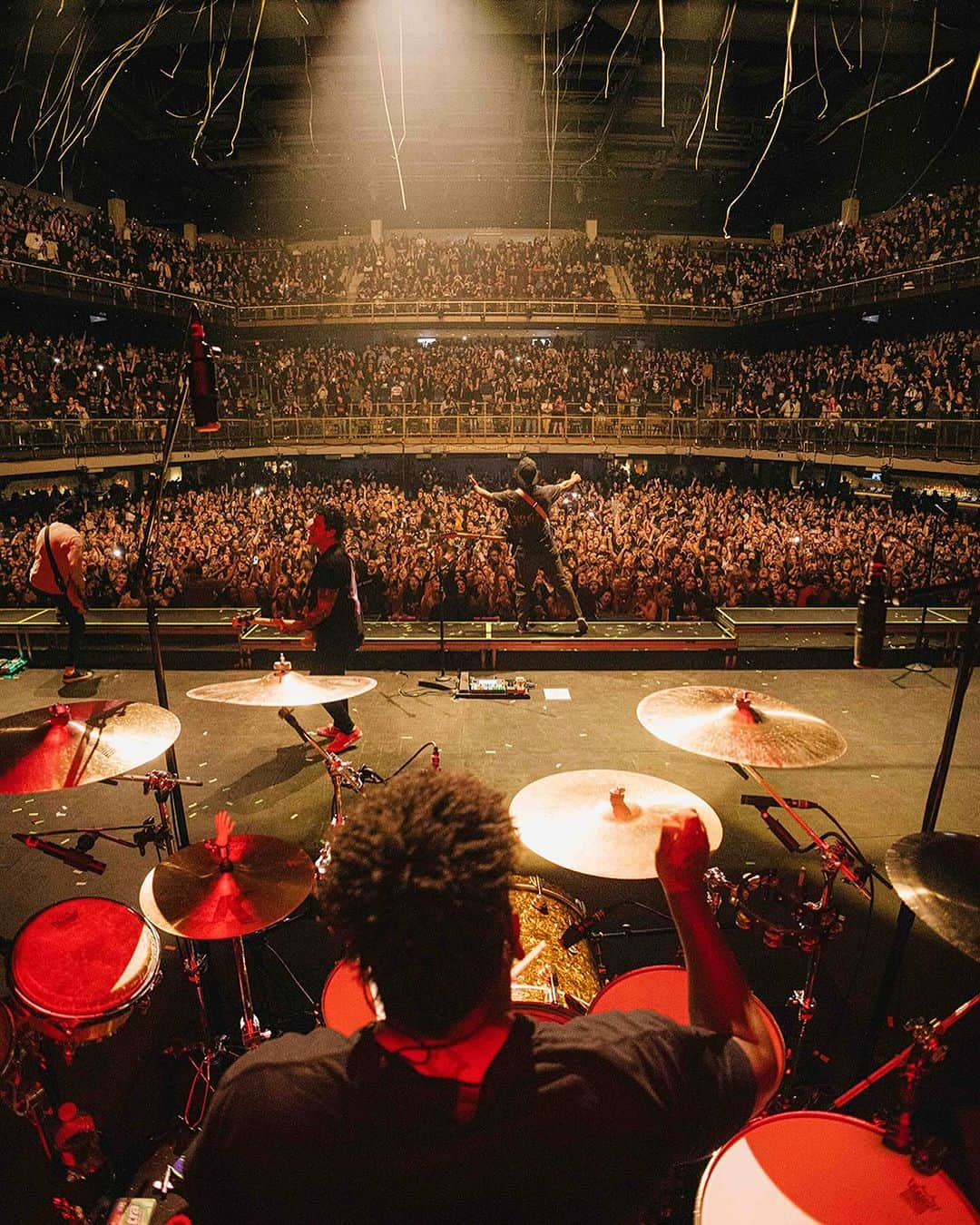 ピアス・ザ・ヴェイルさんのインスタグラム写真 - (ピアス・ザ・ヴェイルInstagram)「Back at it again tomorrow in Reading, PA. Only a handful of shows left, ping your city 💛  📷 @v.trvn」11月25日 3時02分 - piercetheveil