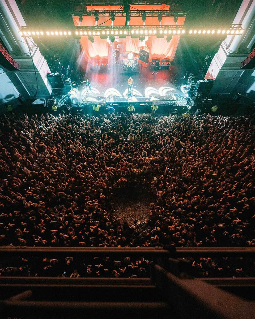 ピアス・ザ・ヴェイルさんのインスタグラム写真 - (ピアス・ザ・ヴェイルInstagram)「Back at it again tomorrow in Reading, PA. Only a handful of shows left, ping your city 💛  📷 @v.trvn」11月25日 3時02分 - piercetheveil