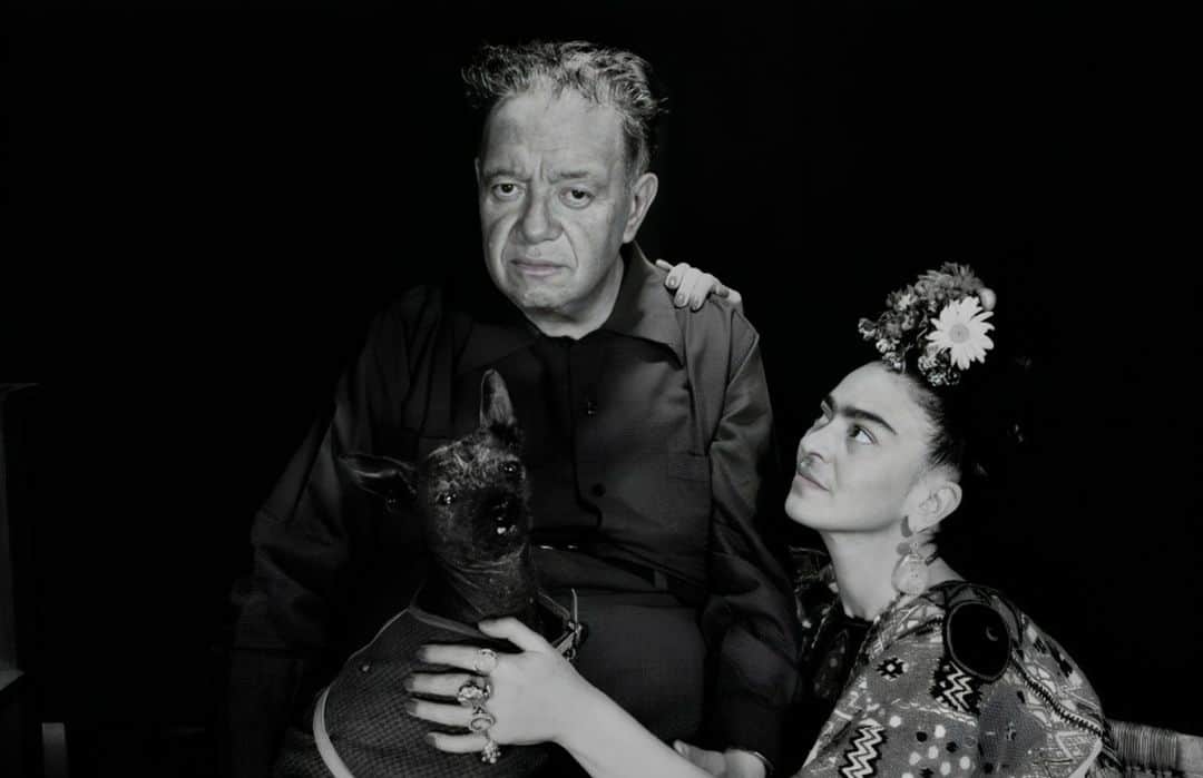 フリーダ・カーロ記念館のインスタグラム：「"ʜᴏʏ ᴍás ǫᴜᴇ ɴᴜɴᴄᴀ, ᴛᴇ ǫᴜɪᴇʀᴏ ᴍás ǫᴜᴇ ᴀ ᴍí ᴍɪsᴍᴀ", escribía Frida Kahlo a Diego Rivera en 1940.   Desde la #CasaAzul 💙, recordamos hoy a #DiegoRivera, a 66 años de su partida.  Celebramos a Diego, su vida y su legado no solo por su impacto en el arte sino también por su papel en la vida de #FridaKahlo 🌺. A pesar de los desafíos, su amor y apoyo fueron inquebrantables. Diego jamás soltó a Frida fue su compañía y soporte.  Con el paso de los años, mientras la salud de Frida se deterioraba, Diego comenzó a construir el @anahuacalli donde pretendía que ambos podrían descansar juntos eternamente. Frida y Diego: representan un amor apasionado.  Su historia nos dejó una visión sobre el arte, la cultura y la pasión por sus raíces. Diego vivió en éste hermoso lugar en donde se siente su presencia y la de Frida, trascendiendo en el tiempo de forma inspiradora.  📷 Marcel Sternberger. Diego Rivera, Frida Kahlo y Xolo. 1952.  🫀 #MuseoFridaKahlo #art #arte  🇲🇽 #México #CDMX #MexicoCity 🧳 #travel #Coyoacán #Museum #Museo #MuseosCDMX #travelgram」