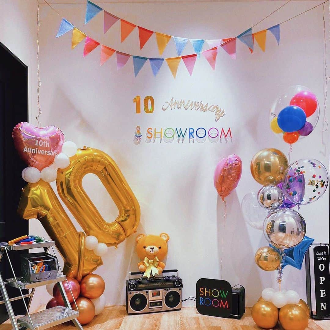 前田裕二のインスタグラム：「日付変わって本日2023/11/25で！ SHOWROOMがサービス誕生10周年です！🥲🥳✨リリースした2013/11/25の事は、映像として割と先週の事のように色付きで再生可能で、10年経った事はちょっと信じがたいような、ダッシュで駆け抜けた濃密な時間でした🏃  SHOWROOMを愛でて下さっている皆様。 会社のスタッフメンバーのみんな、お客様や株主の皆様、何らかの形で少しでも関わって下さっている皆様、そして全てのリスナーと、ライバーの皆様、一人一人、僕がご縁した方々の顔を思い浮かべ、まだお会いできていないけど何処かで支えて下さっている方にもいつか直接会って御礼を伝えたいという想いを馳せつつ。その全ての方々に向けた少し長い手紙みたいになってしまいますが✍️📝  まず何にも優先して、心からの感謝をお伝えしたいです🙏🙇‍♂️😭 本当に本当に有難うございます。  有難いという文字面の通りに普通には有ることが難しい、壮大で綿密な、体温のある、いつもgiveに偏った温かいサポートを、日本中、世界中から頂いて、何とかこの10年でライブ配信というものを1つの文化に出来たような手触りがあります。自分、自分達だけの力では10%も達成できなかった。その分社会にもっと幸せを還元していかねばという決意、使命感があります。  最近、僕らが提供する顧客価値について立ち止まって考える事がよくあります。 端的に言うとそれは、希望の薬だと思っております。  この道を進んだ先に、何か楽しそうな事がある、幸せそうにしている自分がいる、と思えれば、人は毎日何らか輝きを感じて生きれられると思います。  でも病のように、人生は、「何か楽しそうな事が待ってる感」、つまり希望を、カジュアルに削ぎ取ってきます。人生とは、放っておくと自然裡に希望ポイントが減っていくタイプのゲームなんだろうなと思います。  そんな人に、ライブ配信、エンタメを通じて、「未来に希望が持てる状態」、しかもその希望を一人ではなく、みんなでシェアできている状態。それによって、1の希望が、10にも100にも感じられる状態。  こういう状態に心と身体を改善していくお薬を作りたくて、自分は日々を生きてきたし、これからも生きていく気がします。誰かにそれを処方した瞬間に、目の前がパーっと拓けて、何気なく見てた(というか病の時には暗黒に見えた)空や景色が綺麗に思えるような、そういう即効性に加えて、連続・継続的な効果がある、希望の薬です。  未来に希望が持てなくて力が湧かない、誰かに必要とされてると感じられなくて力が湧かない、そういった類いのペインに効く治療薬を発明したくて事業をやってるんだなと思います。  ライバーのみんなと話していると、もはや自分だけの為じゃなく、「自分を応援してくれている人の為に」頑張っている姿を本当によく見かけます。この両者の関係性や優しい気持ちを深く考えると、本気で目の奥が熱くなります。手前味噌ながら本気で良いサービスだと思うし、僕はそんな、いつも誰かを想っているライバーやリスナーのみんなが心の底から大好きです。  僕は誰がなんと言おうとSHOWROOMを愛してくれる人たちの未来を全力で肯定して希望に変えていきたいと思います。  これまでの10年は「ライブ配信という新しい文化を生み出す」という0→1の10年でしたが、これからの10年は「ライブ配信の地位を上げる」事に全力で挑戦したい。他のエンタメ以上に影響力と品格があるエンタメにしたい。  その為に、新しいビジネスモデルを生み出す必要があるし、日本全国にもっとライブ配信の素晴らしさを足使って伝えていかなくちゃいけないし、自分達の手でライブ配信の世界から品質の高いコンテンツ、スターとなり得る存在を打ち出すこともしていかねばならない。僕自身もライブ配信発のスター創出、プロデュースや、リアルイベント設計にもっとエネルギーを使っていきたい。 あとは、生成AIは特にそうだけど、新しいテクノロジーから生まれるエンタメを誰よりも信じて推進していく事にも人生をかけたい。  SHOWROOMに関わってくれた方々を幸せにできるように。全前田裕二をかけて邁進していきます！🔥  改めて心からの感謝を🙏✨ &これを読んでくれた方の運気爆上がりして未来にもっと大きな希望が灯りますように🙏✨  2023/11/25 SHOWROOM代表 前田裕二」