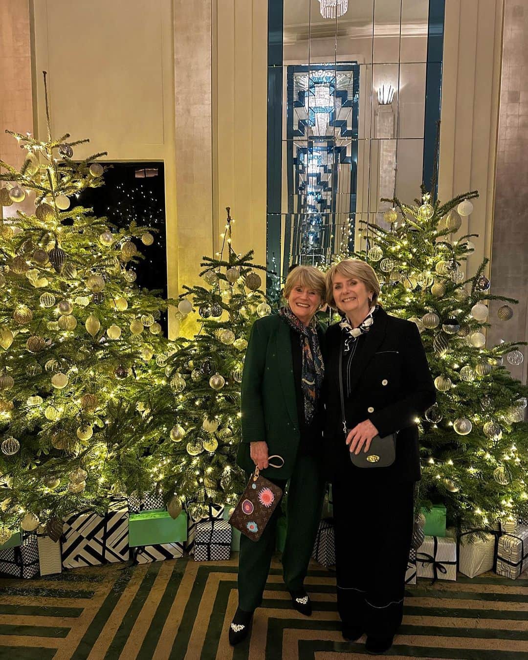 ニック・グリムショーさんのインスタグラム写真 - (ニック・グリムショーInstagram)「Christmas came early for me, Mother, Mesh & Auntie Angela last night as we celebrated the @louisvuitton chrimbo tree at Claridges. Please read in Eileen’s accent “Claridges??! Louis Vuitton? Oh my godddd, oooooohhh can’t believe it. We’ve got to get a picture.” And we did, here they are. I guess we start saying Merry Christmas now? 😬」11月25日 3時07分 - nicholasgrimshaw