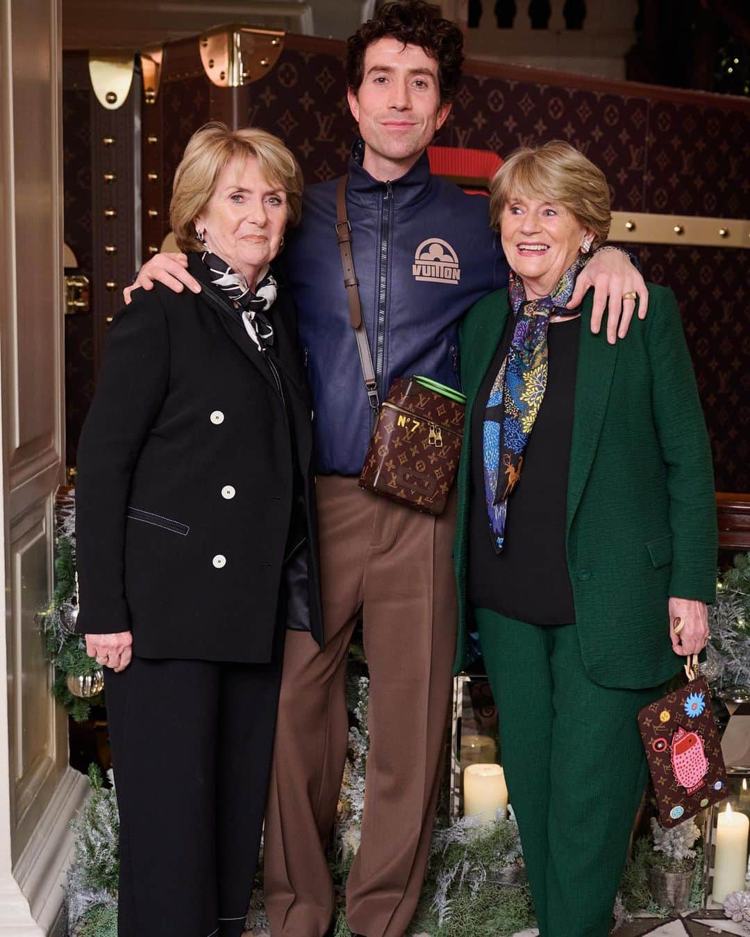 ニック・グリムショーのインスタグラム：「Christmas came early for me, Mother, Mesh & Auntie Angela last night as we celebrated the @louisvuitton chrimbo tree at Claridges. Please read in Eileen’s accent “Claridges??! Louis Vuitton? Oh my godddd, oooooohhh can’t believe it. We’ve got to get a picture.” And we did, here they are. I guess we start saying Merry Christmas now? 😬」