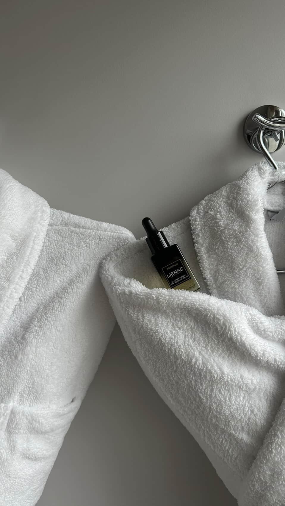 フローラ・コケレルのインスタグラム：「« GLOWY SKINCARE ROUTINE avec la gamme best-seller Premium de @lieracparis ✨ J’utilise Le Sérum Absolu, La Crème Soyeuse et La Crème Regard. Coup de cœur pour cette gamme qui va m’accompagner tout l’hiver. Les petits plus, son pot est rechargeable et son odeur de jasmin, rose et ylang ylang la rend addictive. » @floracoquerel   Collaboration commerciale」