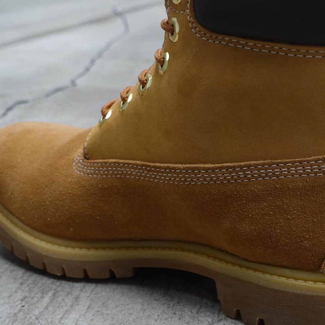 ミタスニーカーズさんのインスタグラム写真 - (ミタスニーカーズInstagram)「Timberland 6IN PREMIUM VIBRAM GTX “GORE-TEX” “WHIZLIMITED x mita sneakers”   エイジングを楽しむコラボブーツ  1973年に世界初の完全防水レザーブーツとして誕生し、通称“イエローブーツ”とも呼ばれている＜ティンバーランド＞の傑作6インチブーツ。クラシックなスタイルはそのままに、LWG（レザーワーキンググループ）認定を受けているタンナリーで生産された「BETTER LEATHER」を採用。内部には保温性の高い「PrimaLoft® Insulation」や疲れを軽減し衝撃を吸収する「ANIT-FATIGUE TECHNOLOGY™」のフットベッドの搭載など、良好な履き心地でタウンからアウトドアまで幅広く活用できる定番アイテム。本作は、＜WHIZLIMITED＞と『mita sneakers』がチームアップした三者によるコラボレーションモデル。上質なスウェードとヌバックのコンビアッパーに足元をドライで快適に保つ防水透湿素材「GORE-TEX®」、グリップ力と耐久性に優れる「Vibram®」のラバーラグアウトソールを搭載して機能面をアップグレード。エンジニアブーツのように履き込むほどに魅力的なエイジングが楽しめるようにデザインされており、両者によるこだわりのアプローチによって再構築したスペシャルな1足。」11月25日 3時12分 - mitasneakers