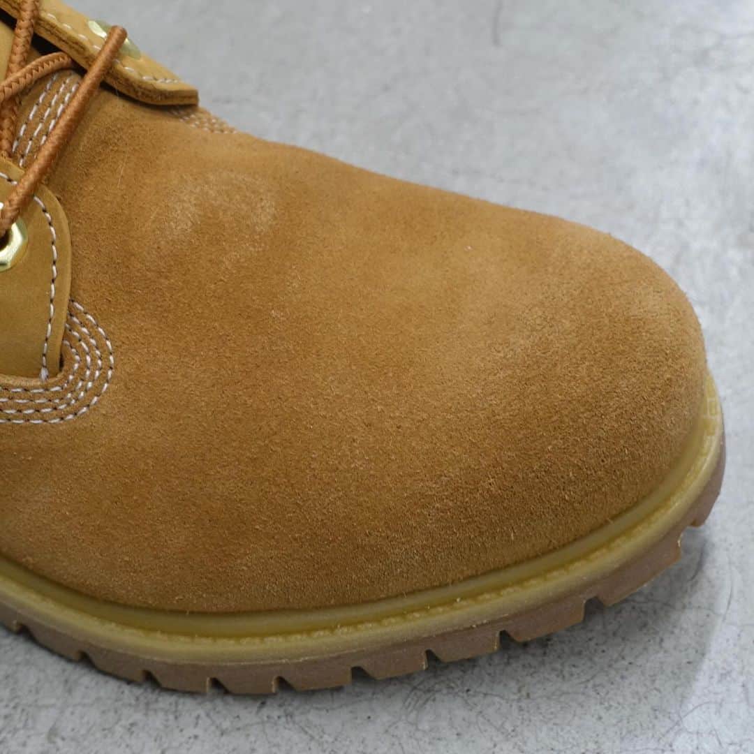ミタスニーカーズさんのインスタグラム写真 - (ミタスニーカーズInstagram)「Timberland 6IN PREMIUM VIBRAM GTX “GORE-TEX” “WHIZLIMITED x mita sneakers”   エイジングを楽しむコラボブーツ  1973年に世界初の完全防水レザーブーツとして誕生し、通称“イエローブーツ”とも呼ばれている＜ティンバーランド＞の傑作6インチブーツ。クラシックなスタイルはそのままに、LWG（レザーワーキンググループ）認定を受けているタンナリーで生産された「BETTER LEATHER」を採用。内部には保温性の高い「PrimaLoft® Insulation」や疲れを軽減し衝撃を吸収する「ANIT-FATIGUE TECHNOLOGY™」のフットベッドの搭載など、良好な履き心地でタウンからアウトドアまで幅広く活用できる定番アイテム。本作は、＜WHIZLIMITED＞と『mita sneakers』がチームアップした三者によるコラボレーションモデル。上質なスウェードとヌバックのコンビアッパーに足元をドライで快適に保つ防水透湿素材「GORE-TEX®」、グリップ力と耐久性に優れる「Vibram®」のラバーラグアウトソールを搭載して機能面をアップグレード。エンジニアブーツのように履き込むほどに魅力的なエイジングが楽しめるようにデザインされており、両者によるこだわりのアプローチによって再構築したスペシャルな1足。」11月25日 3時12分 - mitasneakers