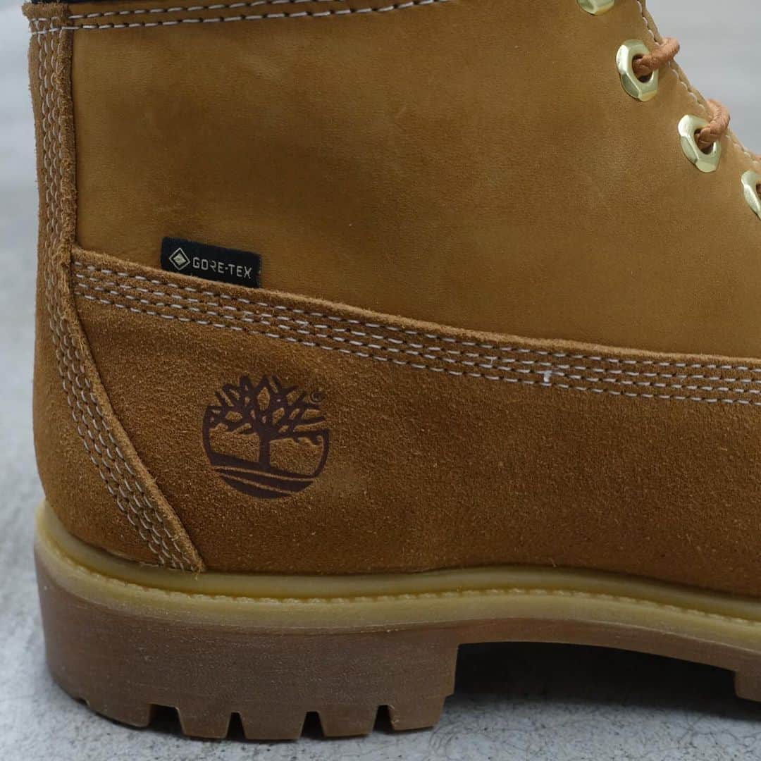 ミタスニーカーズさんのインスタグラム写真 - (ミタスニーカーズInstagram)「Timberland 6IN PREMIUM VIBRAM GTX “GORE-TEX” “WHIZLIMITED x mita sneakers”   エイジングを楽しむコラボブーツ  1973年に世界初の完全防水レザーブーツとして誕生し、通称“イエローブーツ”とも呼ばれている＜ティンバーランド＞の傑作6インチブーツ。クラシックなスタイルはそのままに、LWG（レザーワーキンググループ）認定を受けているタンナリーで生産された「BETTER LEATHER」を採用。内部には保温性の高い「PrimaLoft® Insulation」や疲れを軽減し衝撃を吸収する「ANIT-FATIGUE TECHNOLOGY™」のフットベッドの搭載など、良好な履き心地でタウンからアウトドアまで幅広く活用できる定番アイテム。本作は、＜WHIZLIMITED＞と『mita sneakers』がチームアップした三者によるコラボレーションモデル。上質なスウェードとヌバックのコンビアッパーに足元をドライで快適に保つ防水透湿素材「GORE-TEX®」、グリップ力と耐久性に優れる「Vibram®」のラバーラグアウトソールを搭載して機能面をアップグレード。エンジニアブーツのように履き込むほどに魅力的なエイジングが楽しめるようにデザインされており、両者によるこだわりのアプローチによって再構築したスペシャルな1足。」11月25日 3時12分 - mitasneakers