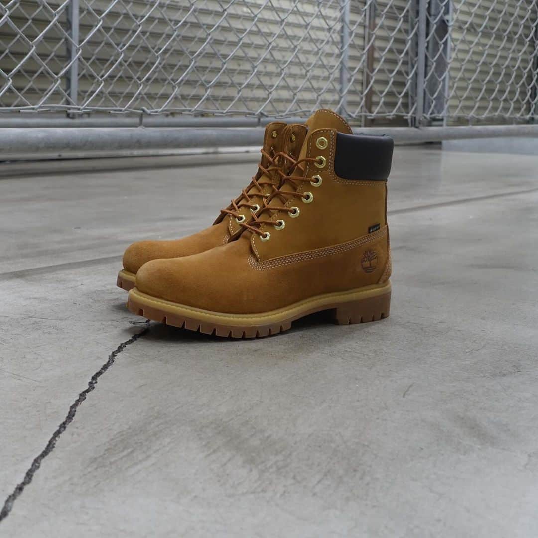 のインスタグラム：「Timberland 6IN PREMIUM VIBRAM GTX “GORE-TEX” “WHIZLIMITED x mita sneakers”   エイジングを楽しむコラボブーツ  1973年に世界初の完全防水レザーブーツとして誕生し、通称“イエローブーツ”とも呼ばれている＜ティンバーランド＞の傑作6インチブーツ。クラシックなスタイルはそのままに、LWG（レザーワーキンググループ）認定を受けているタンナリーで生産された「BETTER LEATHER」を採用。内部には保温性の高い「PrimaLoft® Insulation」や疲れを軽減し衝撃を吸収する「ANIT-FATIGUE TECHNOLOGY™」のフットベッドの搭載など、良好な履き心地でタウンからアウトドアまで幅広く活用できる定番アイテム。本作は、＜WHIZLIMITED＞と『mita sneakers』がチームアップした三者によるコラボレーションモデル。上質なスウェードとヌバックのコンビアッパーに足元をドライで快適に保つ防水透湿素材「GORE-TEX®」、グリップ力と耐久性に優れる「Vibram®」のラバーラグアウトソールを搭載して機能面をアップグレード。エンジニアブーツのように履き込むほどに魅力的なエイジングが楽しめるようにデザインされており、両者によるこだわりのアプローチによって再構築したスペシャルな1足。」
