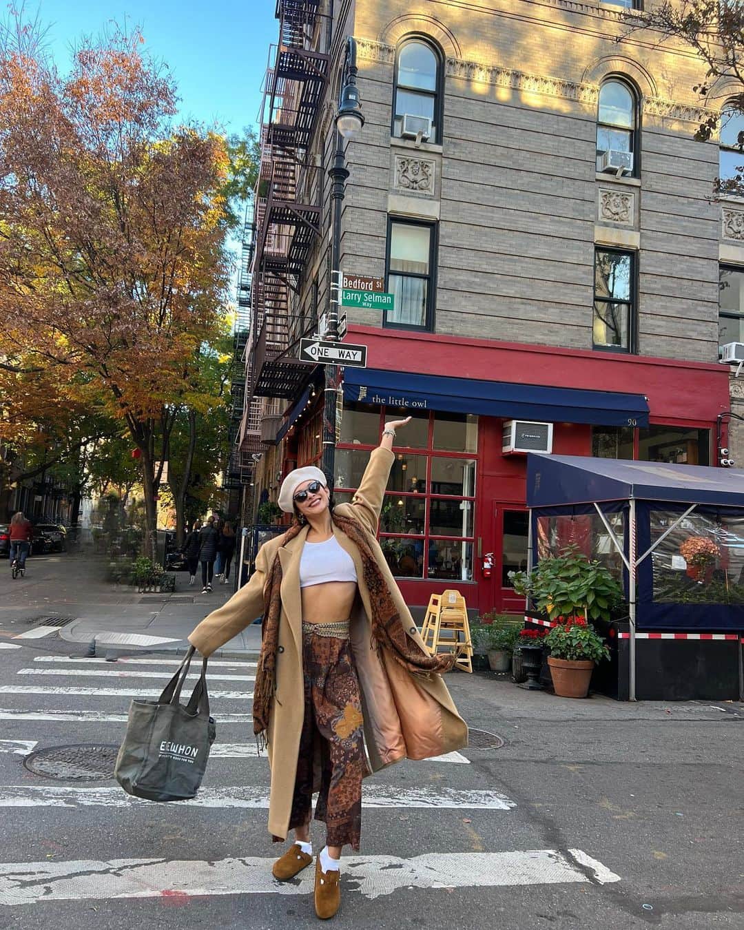 ジョーディン・テイラーさんのインスタグラム写真 - (ジョーディン・テイラーInstagram)「"Je m'appelle Claude" - loved visiting this iconic spot with the person I think of most when watching Friends 💙」11月25日 3時12分 - jordyntaylornow