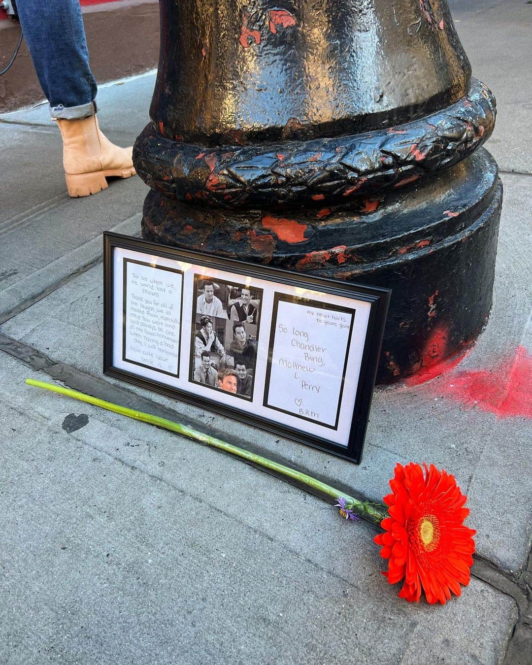 ジョーディン・テイラーさんのインスタグラム写真 - (ジョーディン・テイラーInstagram)「"Je m'appelle Claude" - loved visiting this iconic spot with the person I think of most when watching Friends 💙」11月25日 3時12分 - jordyntaylornow