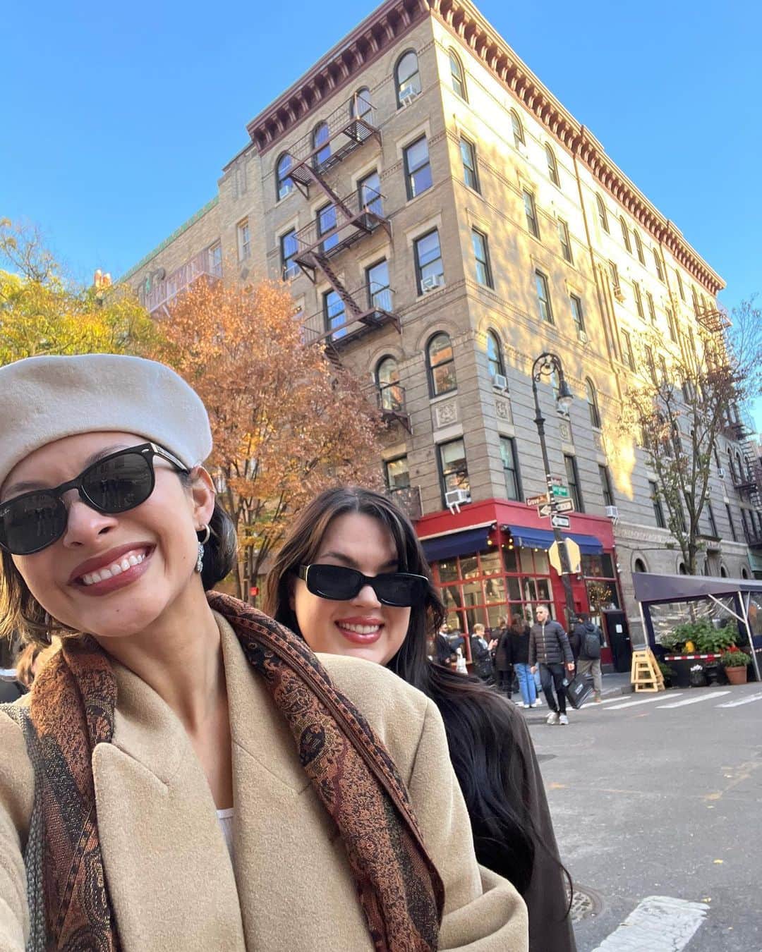 ジョーディン・テイラーのインスタグラム：「"Je m'appelle Claude" - loved visiting this iconic spot with the person I think of most when watching Friends 💙」