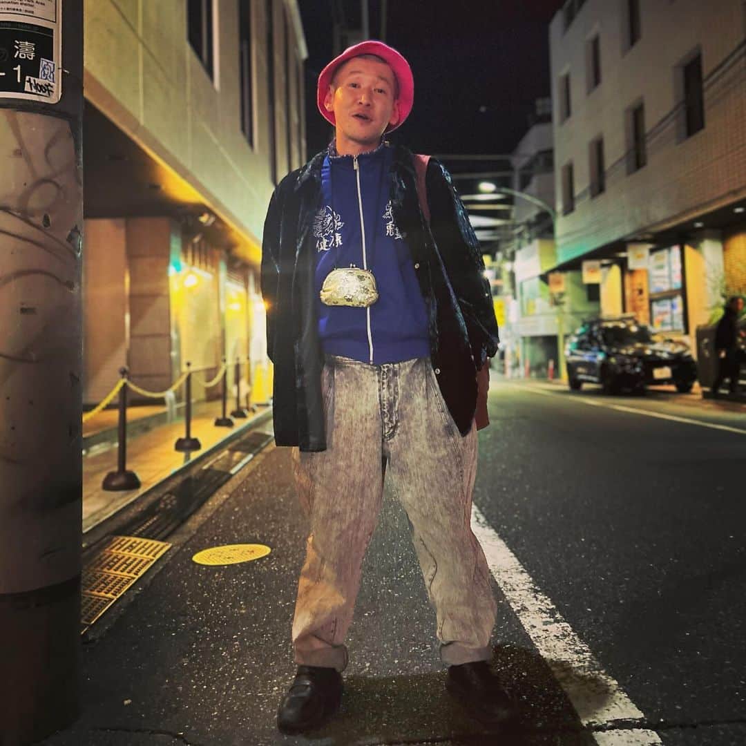 市川刺身さんのインスタグラム写真 - (市川刺身Instagram)「今日の服装。 ユニットコント東京夜光花の日。  暖かい気候に健康のジャージに先日ポップアップをやっていた古着屋さんで購入したレディースの光のあたりで模様浮き出るおっきいシャツ。 古着屋707さんで購入したケミカルデニム調子良すぎ。 十四才で購入したイカしたハットに金のがま口でDUNLOPの靴にyorozuのバッグ。  やさしいズのタイさんの脚本演出のユニットコントライブ『東京夜光花』の本番の日でした。 リハの段階からすごく楽しくて沢山笑って本番も面白ユニットコントの連発でアフタートークも面白すぎました。 ライブを終えてからもカーペの話を1時間以上話してネルソンズ岸さんがニッポンの社長の辻さんとやさしいズのタイさんと男性ブランコの浦井さんと空気階段のかたまりさんと共に飲みに連れて行ってくださりそこからまたカーペの話をひたすらしてました。 何の話をしてるか分からないかと思いますが見逃し配信まだありますので『東京夜光花』とアフタートークの『あとがき』をセットで観ていただきたいです。 これは単なるユニットコントじゃなくてお笑いドキュメントでした。 これだけ言うって事はそういう事です。 FANNYオンラインで見逃し配信あるので是非。  飲み屋を出た所で撮りました。 東京夜光花ありがとうございます。  #今日着た服 #ファッション #古着 #東京夜光花 #うるとらブギーズ #ネルソンズ #ニッポンの社長 #やさしいズ #男性ブランコ #蛙亭 #空気階段 #カーペ」11月25日 3時26分 - soitsudoitsu