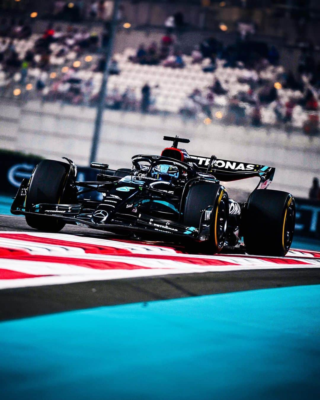 MERCEDES AMG PETRONASさんのインスタグラム写真 - (MERCEDES AMG PETRONASInstagram)「Final Friday ✅ One last big push, Team 💪」11月25日 3時20分 - mercedesamgf1