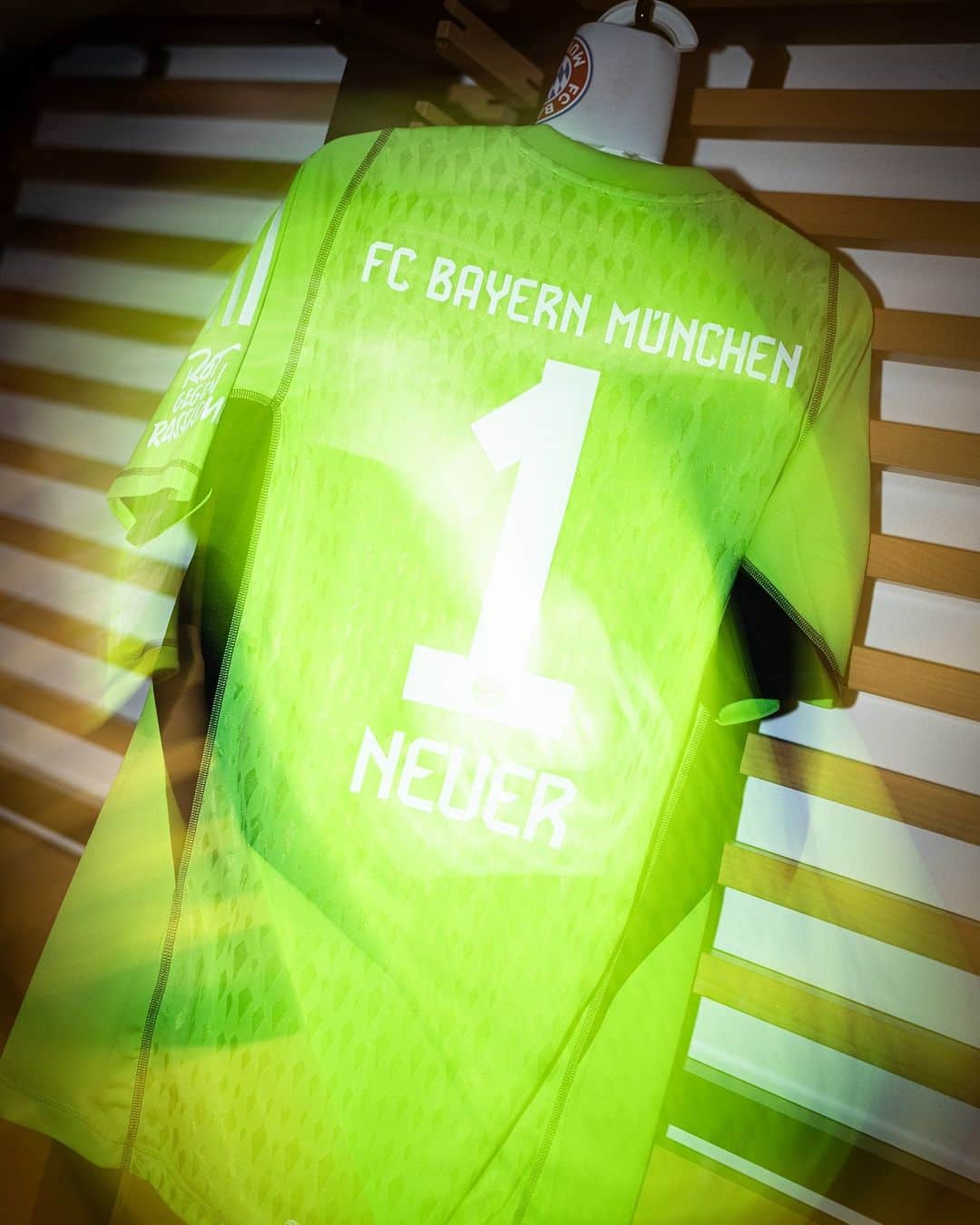 バイエルン・ミュンヘンさんのインスタグラム写真 - (バイエルン・ミュンヘンInstagram)「Here's how we 𝐥𝐢𝐧𝐞-𝐮𝐩 for #KOEFCB! 👊  #MiaSanMia #FCBayern」11月25日 3時24分 - fcbayern