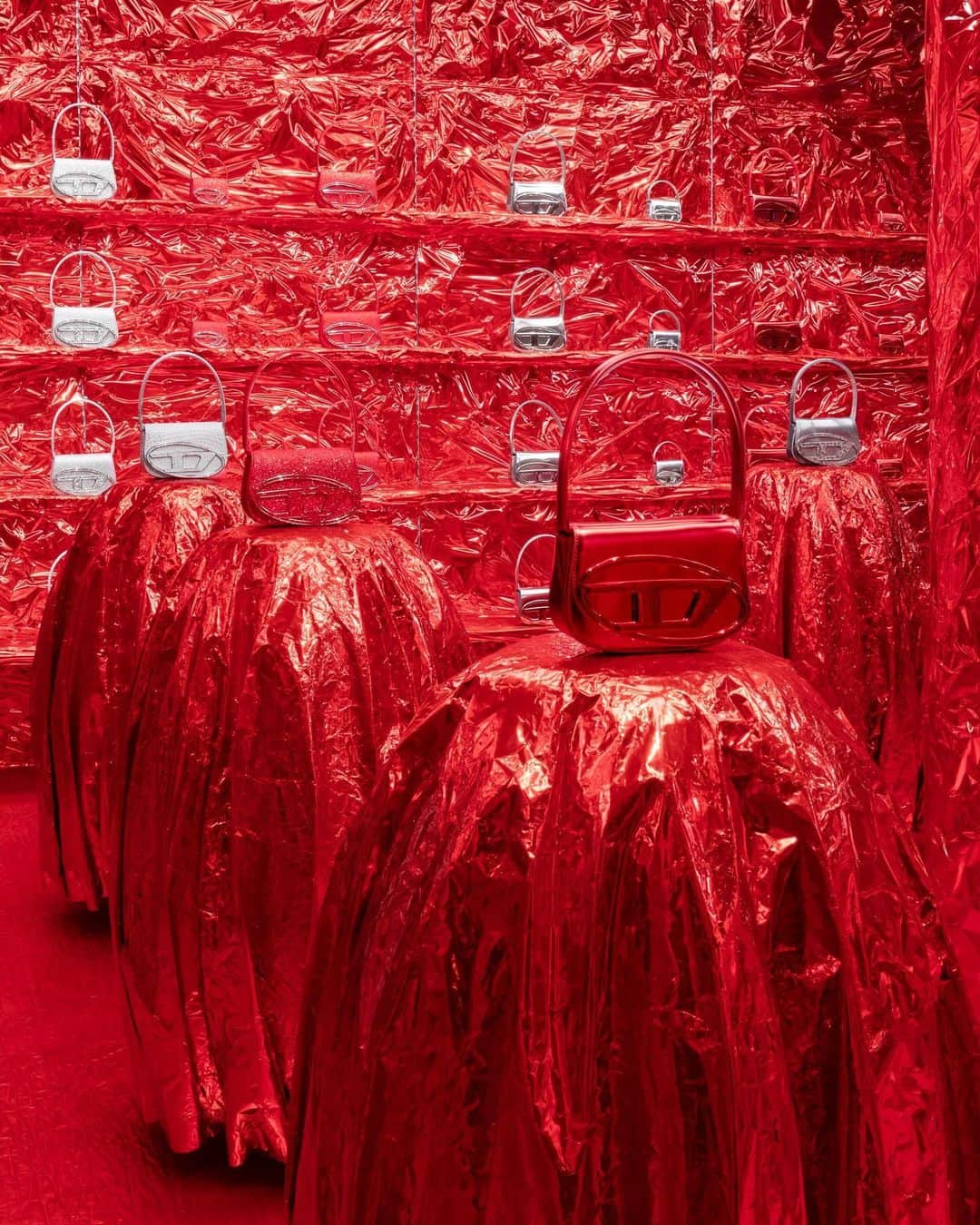 ディーゼルさんのインスタグラム写真 - (ディーゼルInstagram)「Seeing Red.   Diesel unveils the Red Takeover, an immersive concept space devoted to the energy and power of Diesel’s iconic shade of red. Adjacent to the Diesel flagship in San Babila, Milan, open Nov. 23 - Jan. 6 and features a limited-edition capsule collection of denim, ready-to-wear and accessories exclusively available in the store.   #ForSuccessfulLiving」11月25日 3時24分 - diesel