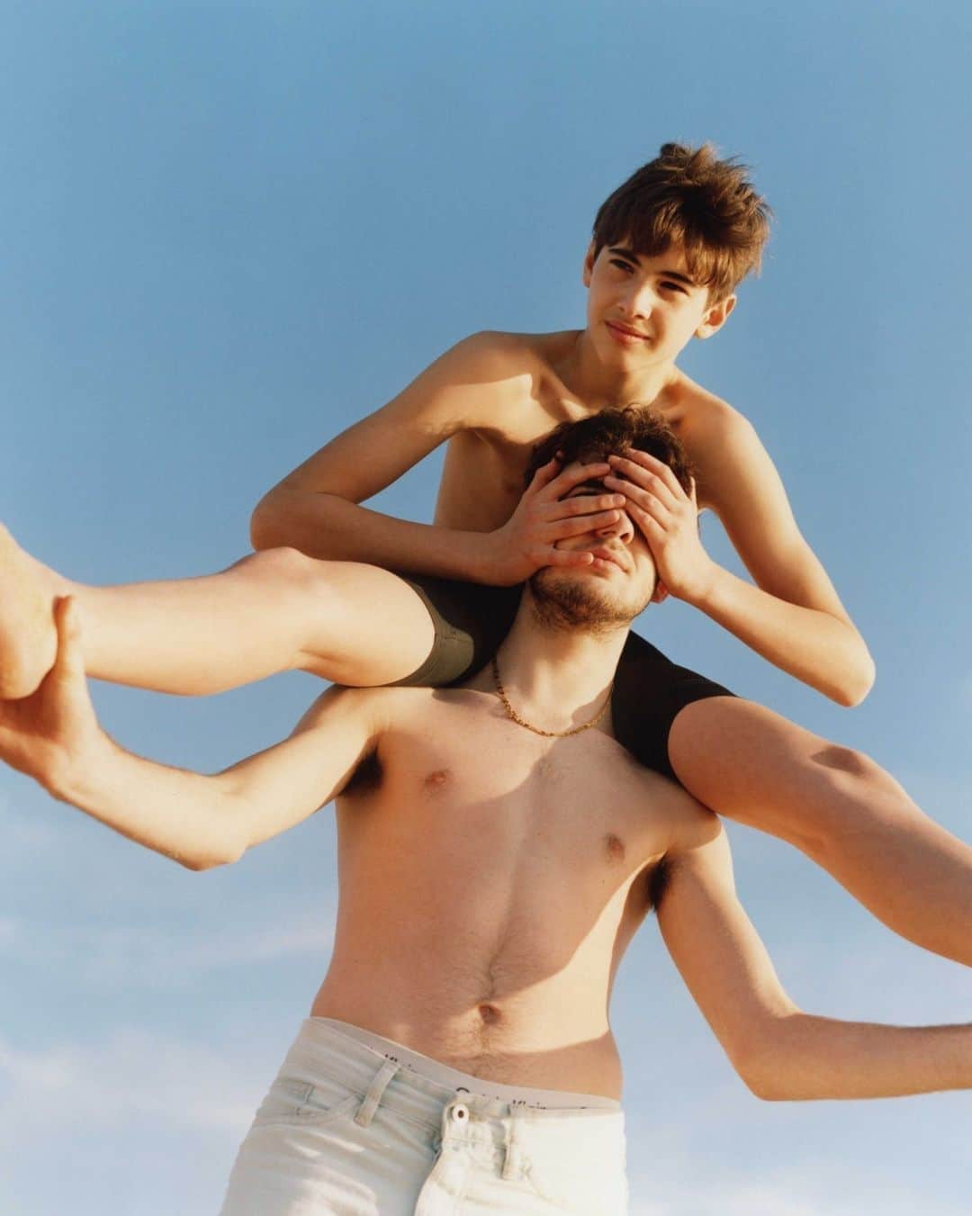Vogue Italiaさんのインスタグラム写真 - (Vogue ItaliaInstagram)「"Se c’è una cosa che è evidente è che i bambini sono più lucidi (saggi?) di noi. Niente sovrastrutture, nessun pregiudizio. Di per sé, non considerano la cucina il “regno della mamma” o il rosa un “colore da femmina”. Quelli siamo noi, gli adulti. Gli stessi che, sotto sotto, vedono il sesso femminile come il più debole e si stupiscono se un volto mascolino si riga di lacrime. E quindi cosa dovremmo insegnare ai nostri figli? Un’educazione che vada al di là del genere in cui nasciamo o in cui ci identifichiamo. E che ci dovrebbe far chiedere: “come crescere, possibilmente bene, un figlio”. Davvero non importa che il figlio in questione sia femmina o maschio." Continua a leggere l'articolo a cura di Alice Capiaghi (@alicecapiaghi) al link in bio.  Photo Credits: @giocorabi #VogueInspires」11月25日 4時00分 - vogueitalia